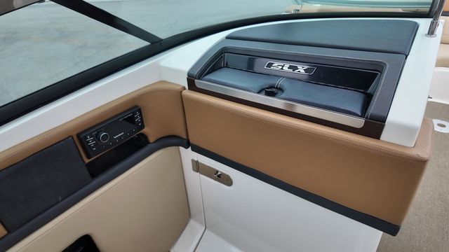 2015 Sea Ray SLX 250 - 19