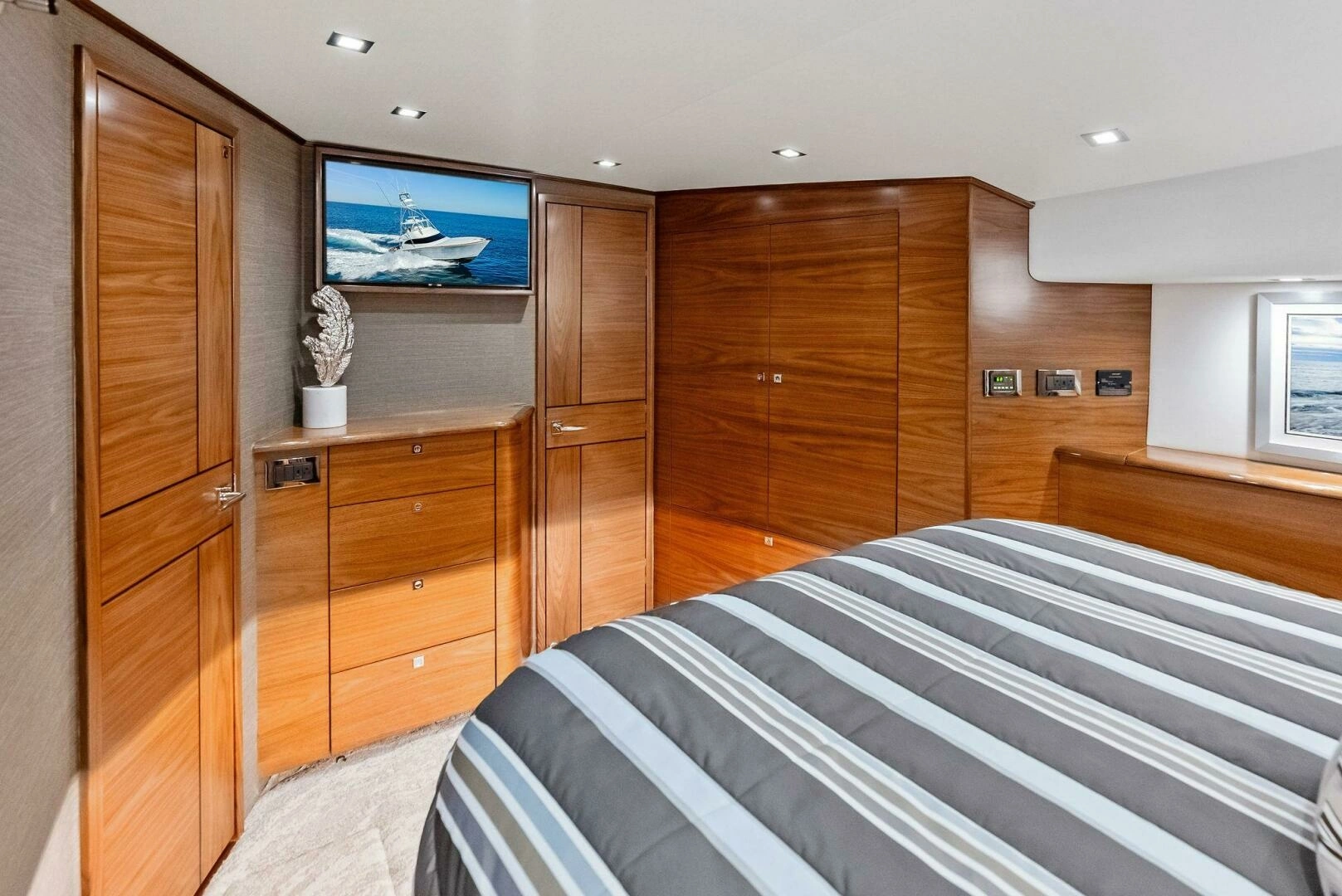 2023 Viking 64 Convertible - Image 28