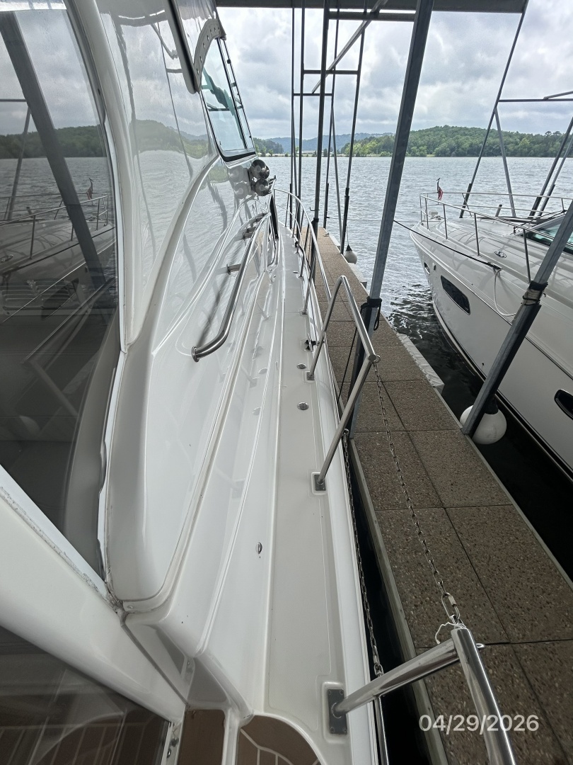 2000 Cruisers Yachts 4450 - Image 14