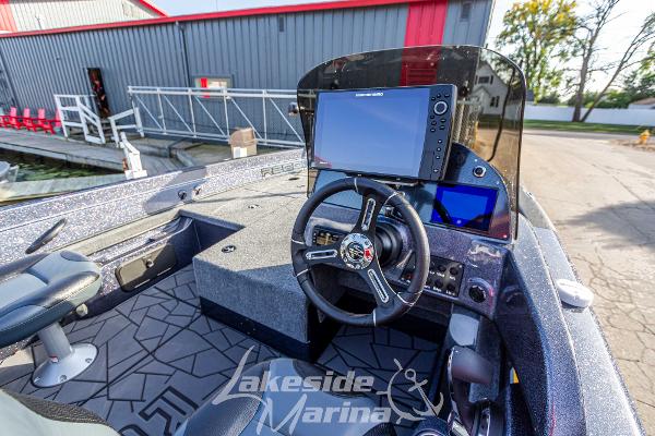 2024 Recon 985 SC boat dashboard at Lakeside Marina.
