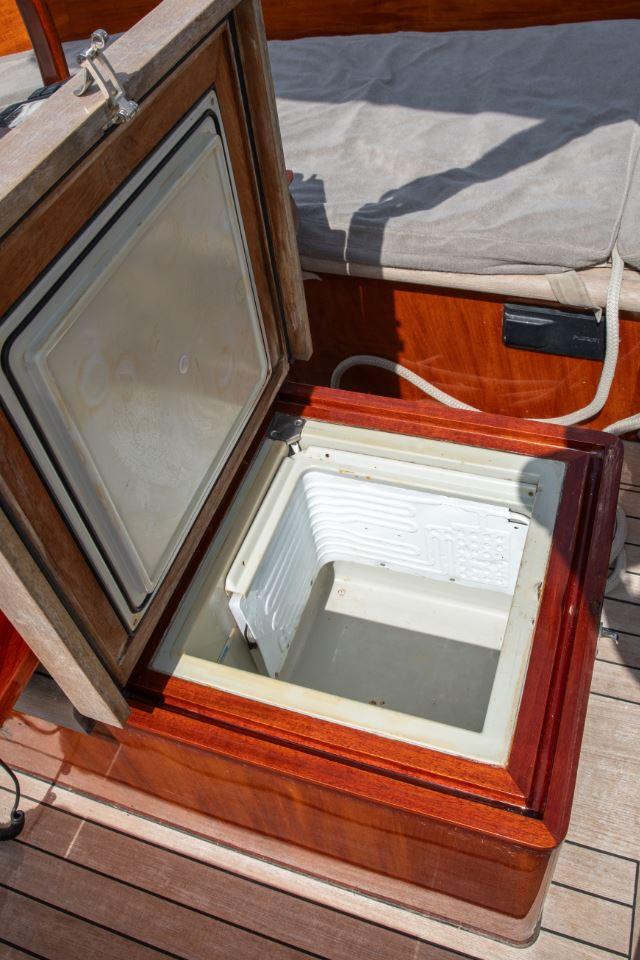 Open cooler on Spirit 76 yacht, 2008 model, with wooden deck and cushioned seating.