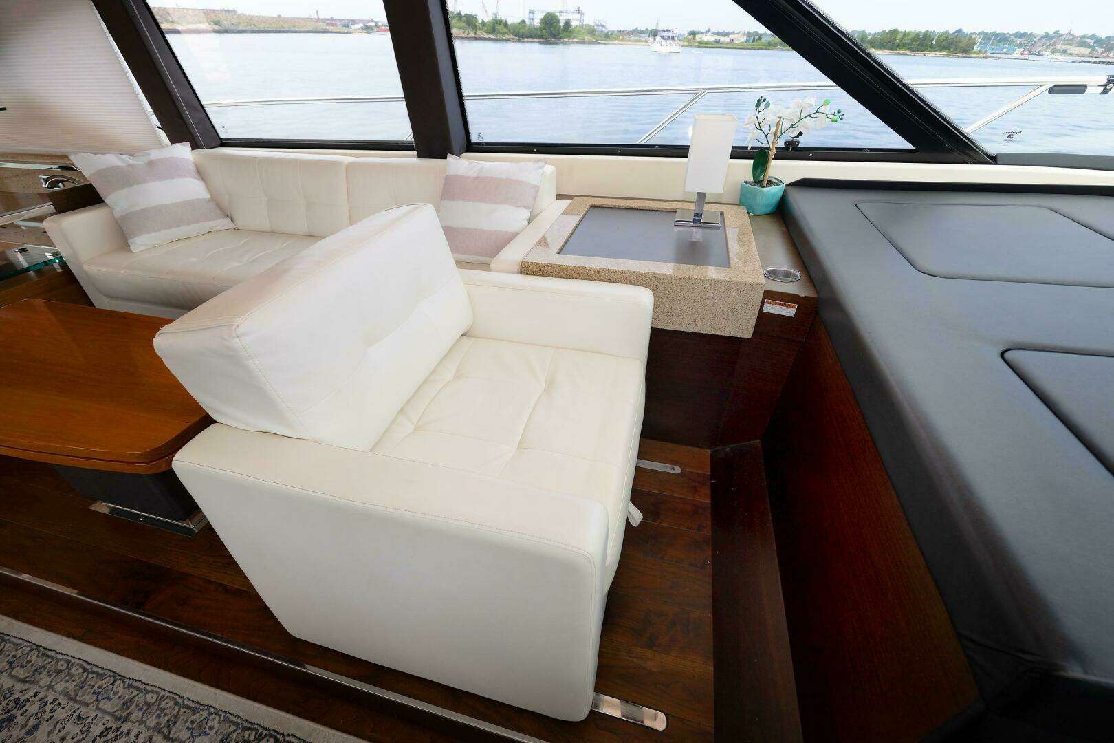 2014 Tiara Yachts 5000 Express - Image 24