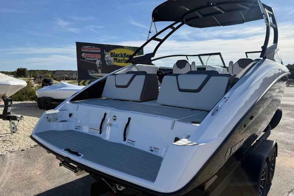 2026 Yamaha Boats AR250, sleek design, rear view, outdoor display.