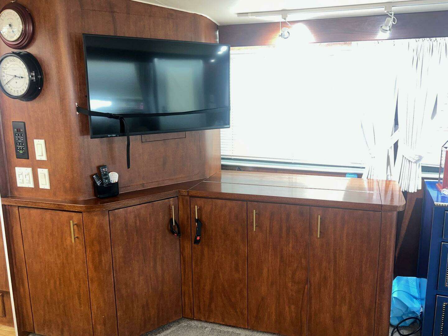 1988 Hatteras Motor Yacht - Image 27