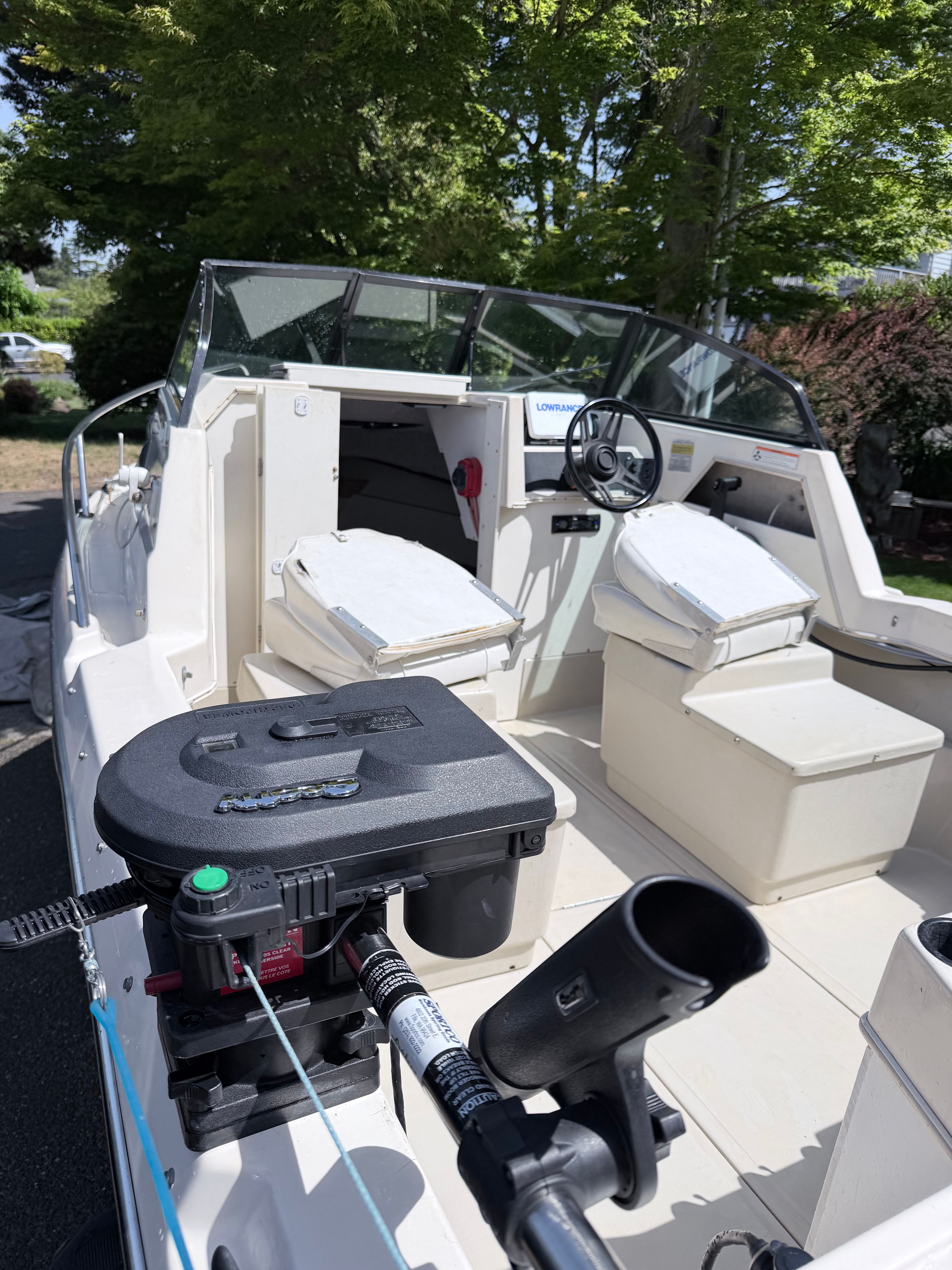 The image shows a 1993 Arima Sea Explorer 1511 boat with an open cabin and helm.