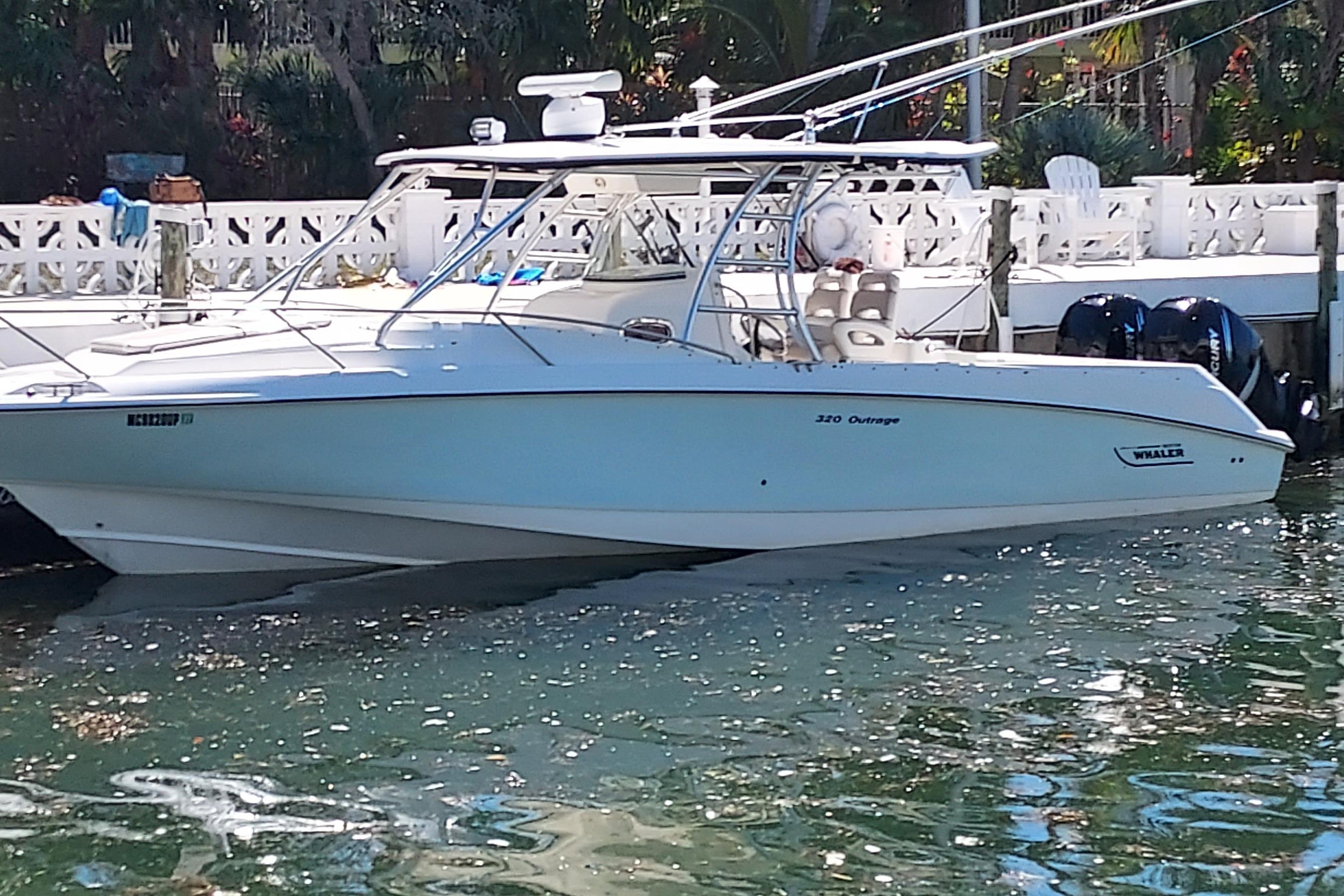 2009 Boston Whaler 320 Outrage Cuddy Cabin