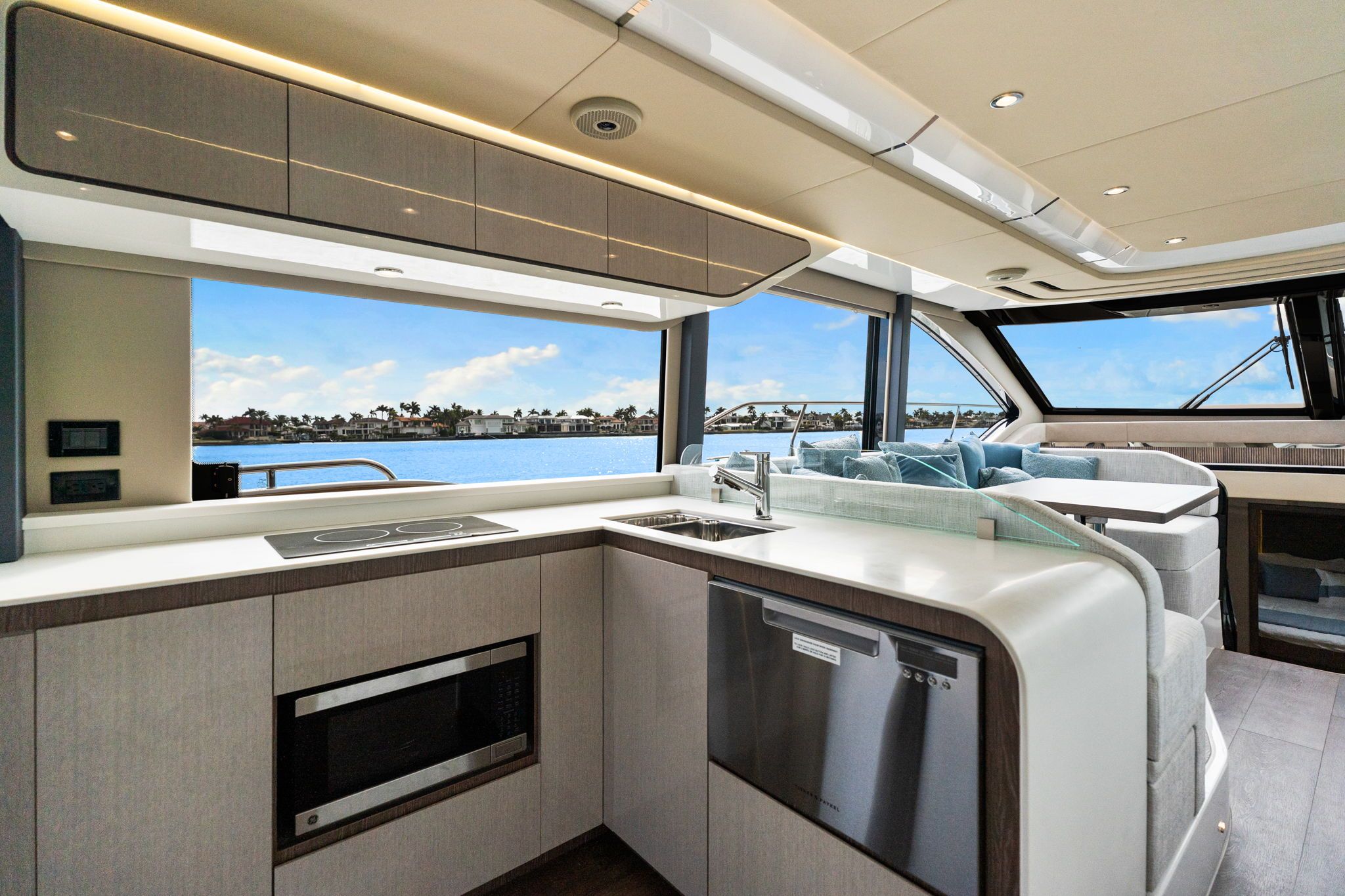 2026 Cruisers Yachts 57 Fly - 29