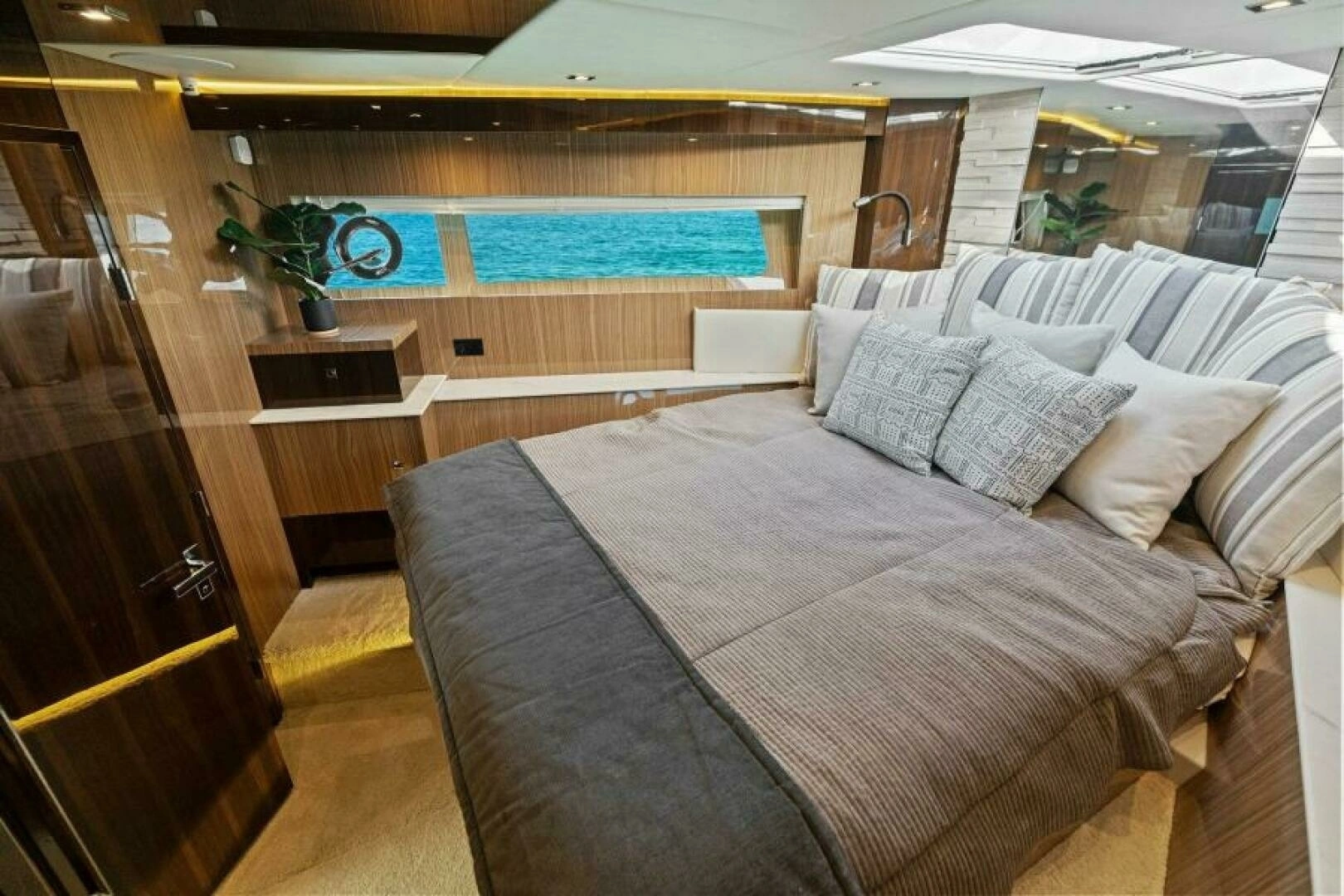 2023 Cruisers Yachts 60 Cantius Fly - Image 27