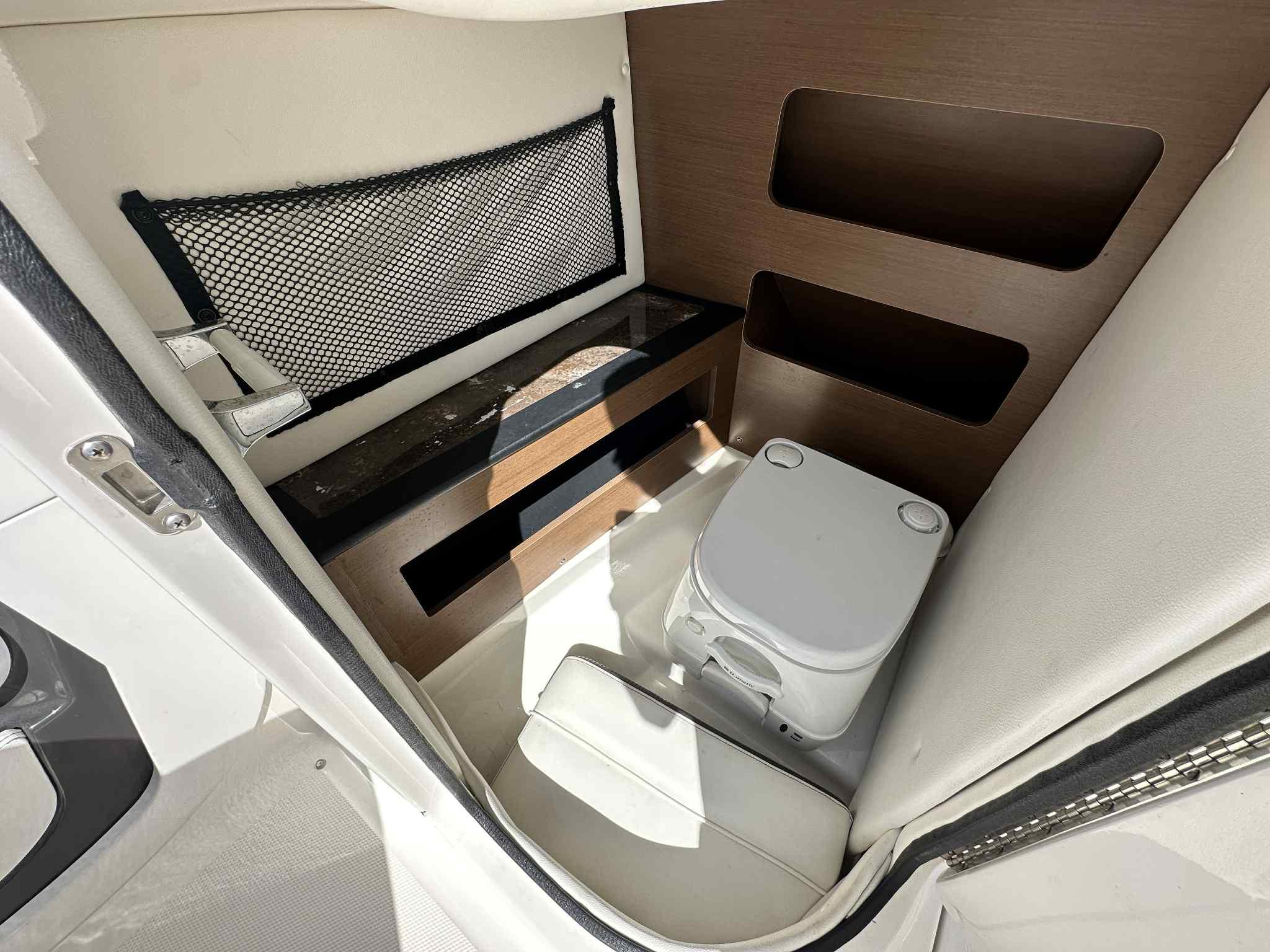 2017 SEA RAY 220 SDX - Image 19