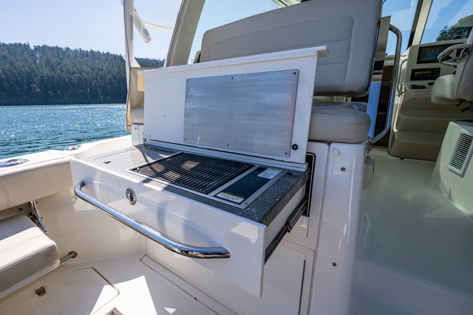 2019 Boston Whaler 345 Conquest - Image 11