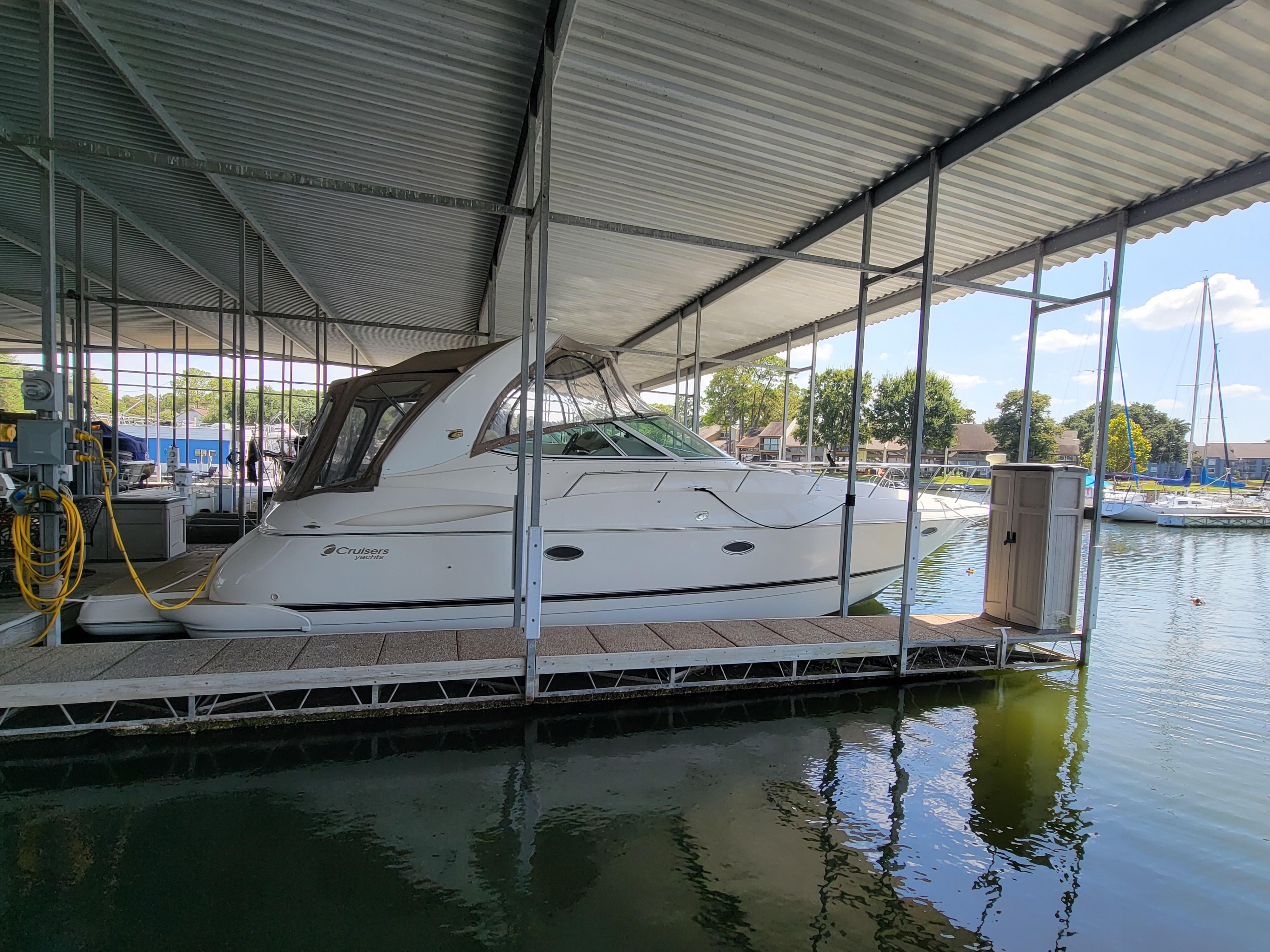 2004 Cruisers Yachts 370 Express