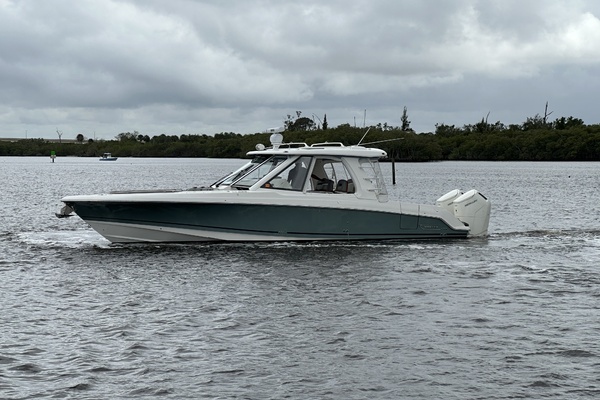 2024 Boston Whaler 380 Realm