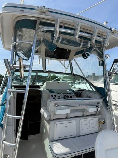 The image shows the cockpit of a 1995 Pro-Line 2950 Walkaround boat with helm and seating.