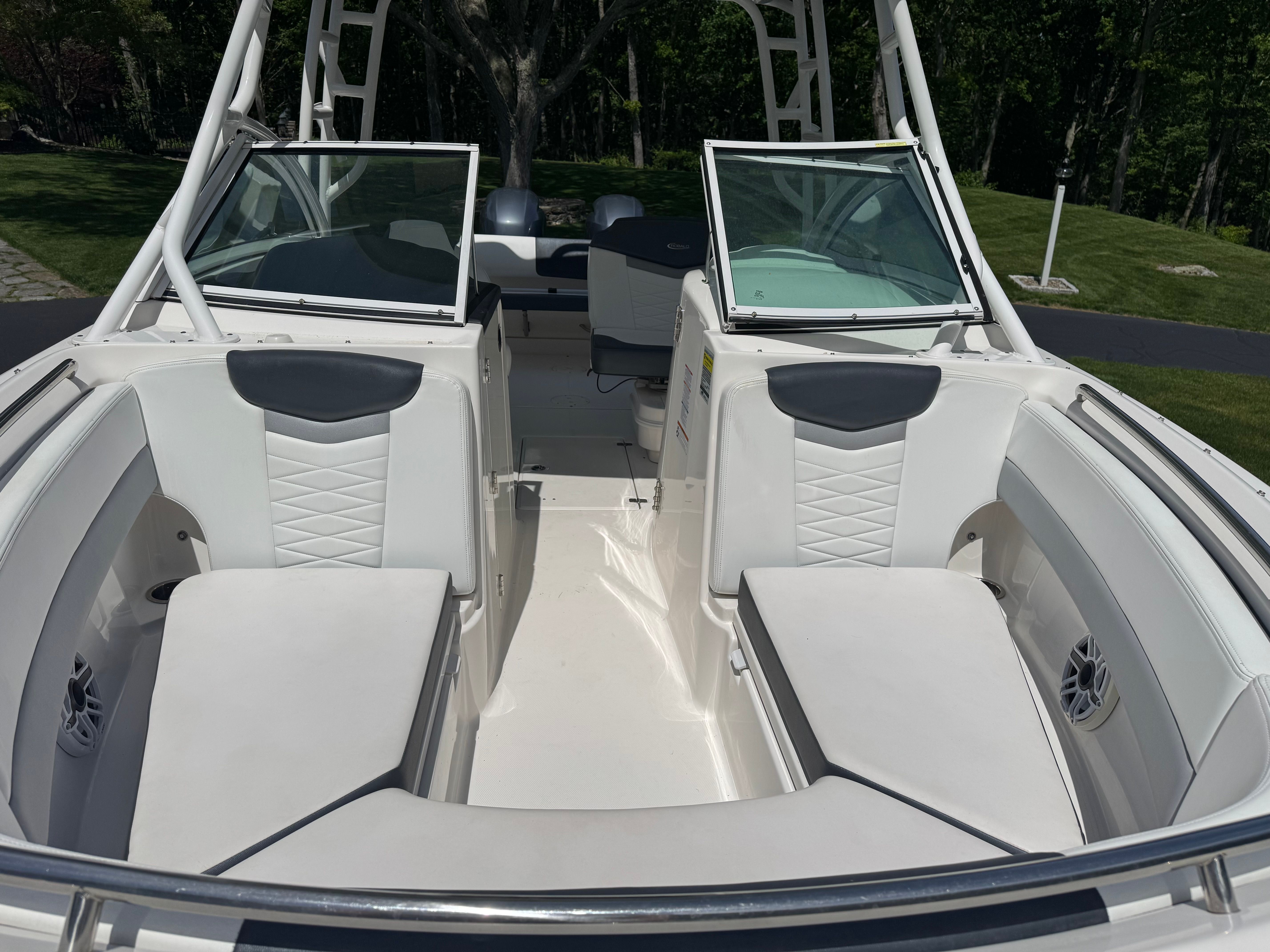 2021 Robalo R247 Dual Console - 4