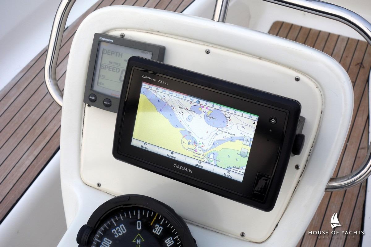 Navigation equipment on a 2003 Bavaria 32 yacht, featuring Garmin GPS and Raymarine displays.