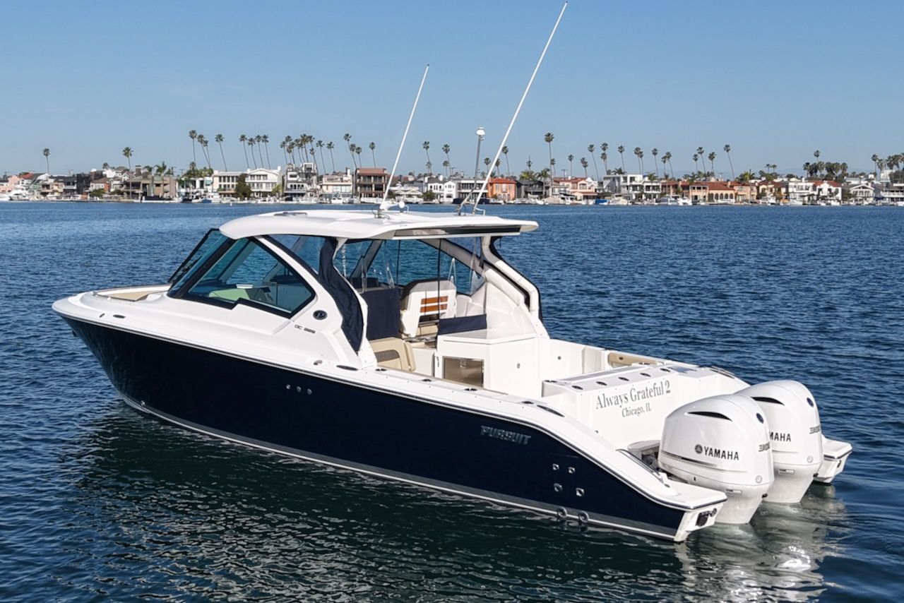 2021 Pursuit DC 326 Dual Console