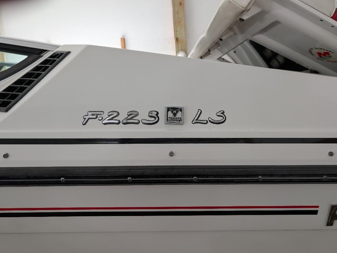 1989 Formula F223LS boat with sleek lines and sporty design.