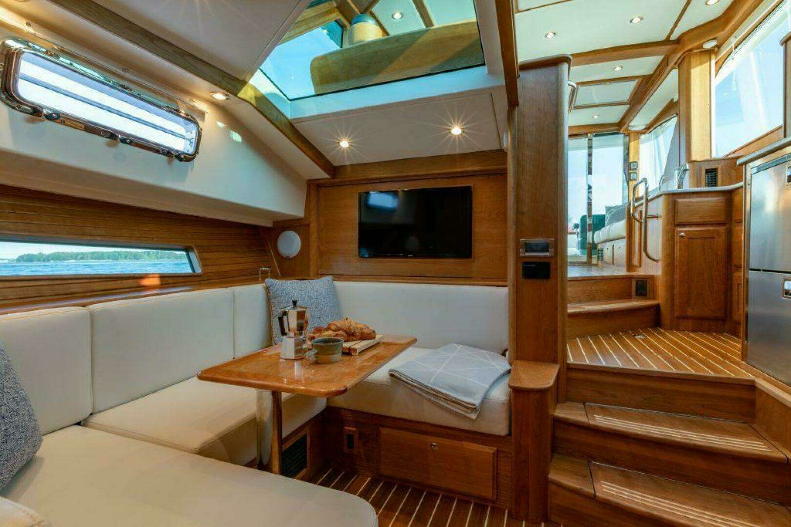2027 Sabre 43 Salon Express - Image 21