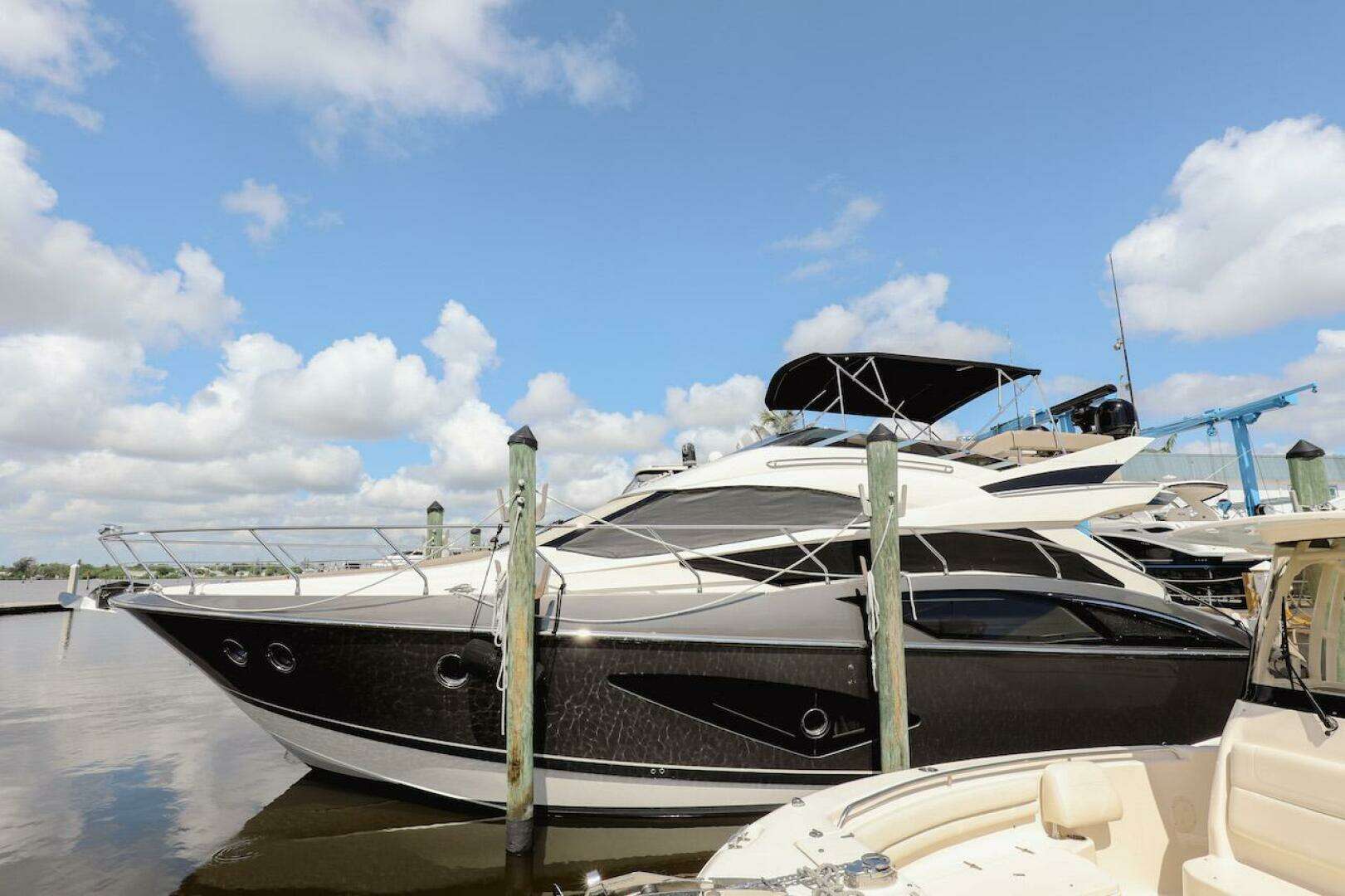 2017 Marquis 500 Sport Yacht - Image 9