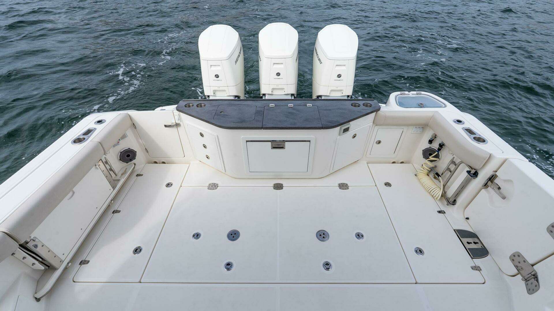 2024 Boston Whaler 405 Conquest - Image 14