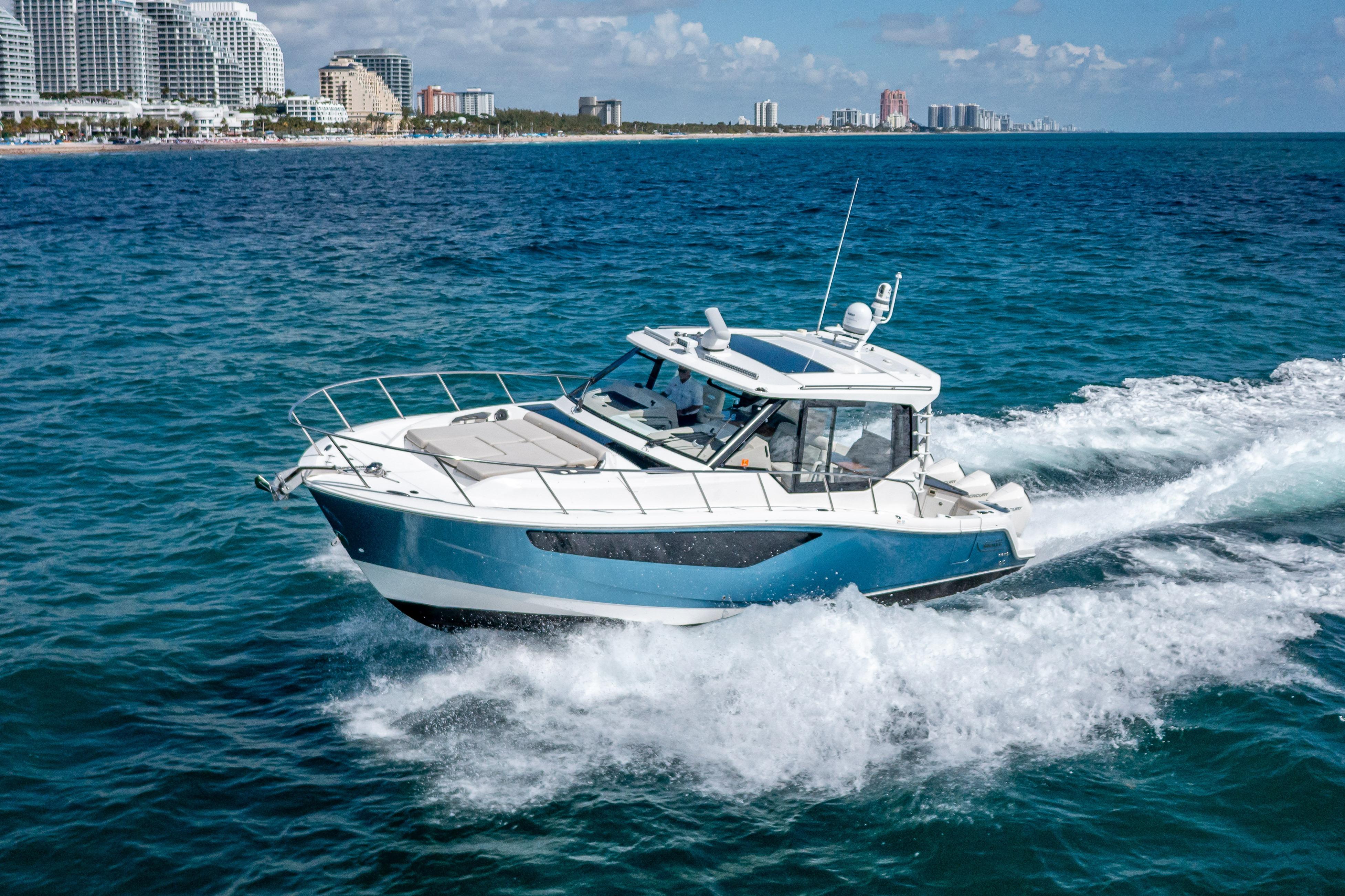 2021 Boston Whaler 405 Conquest