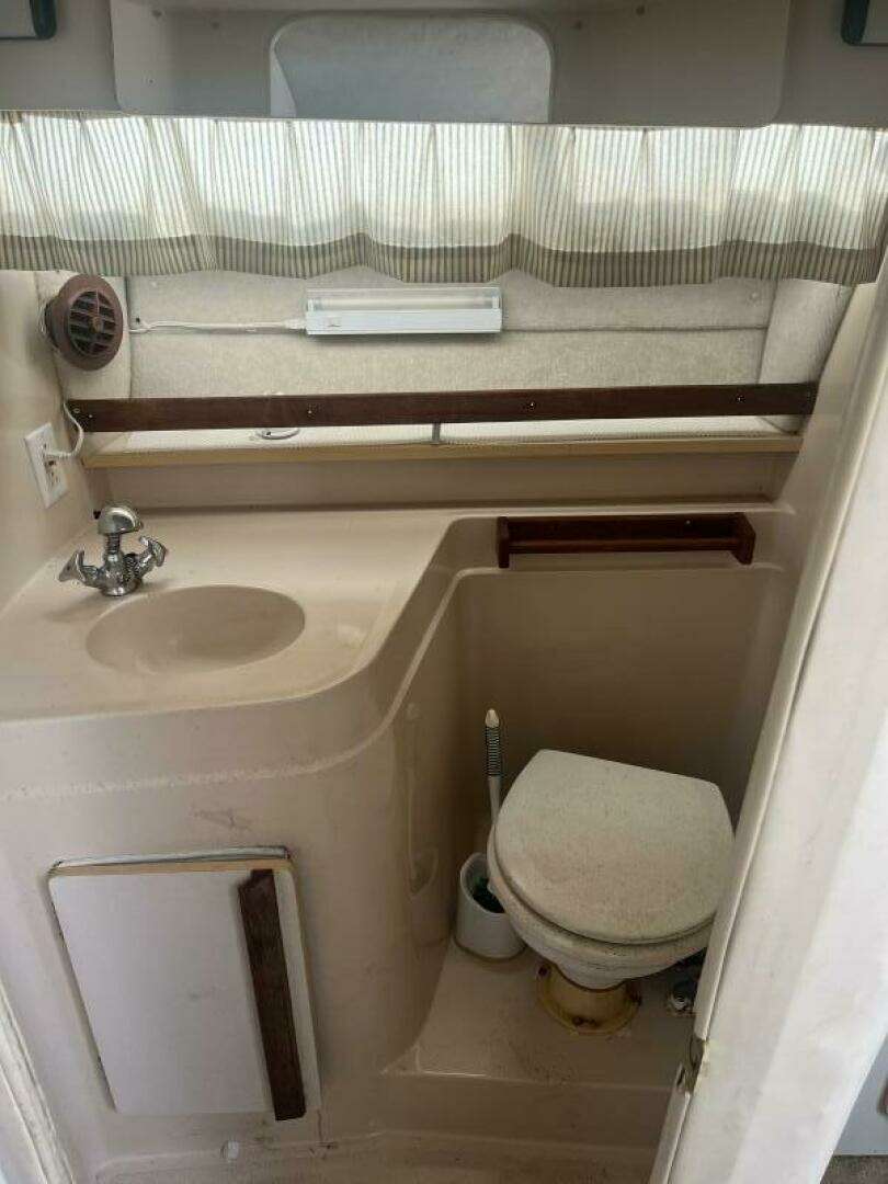 1989 Carver 2557 Montego - Image 12