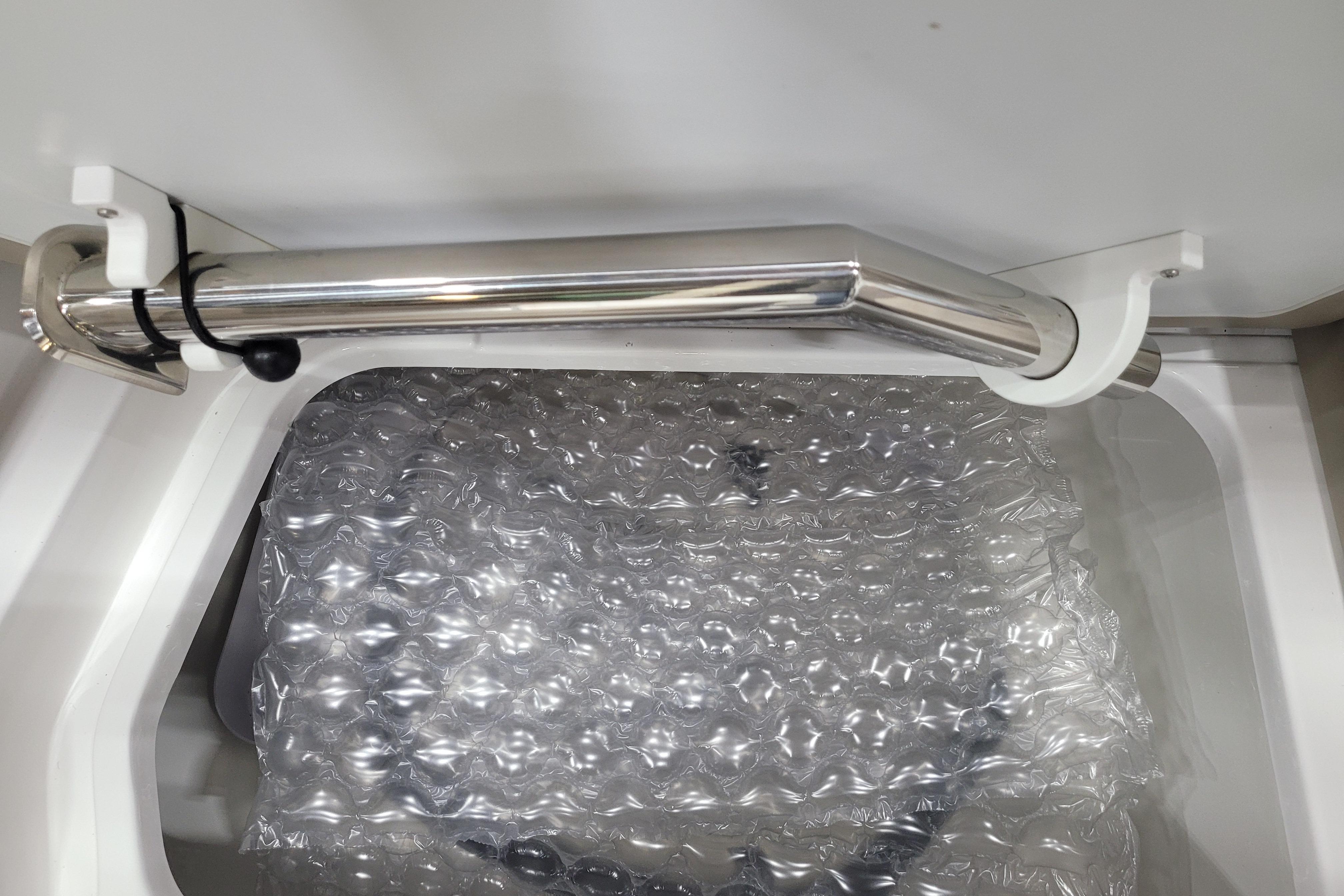 Stainless steel handle on Tahoe 2150, 2026 model, with bubble wrap packaging.