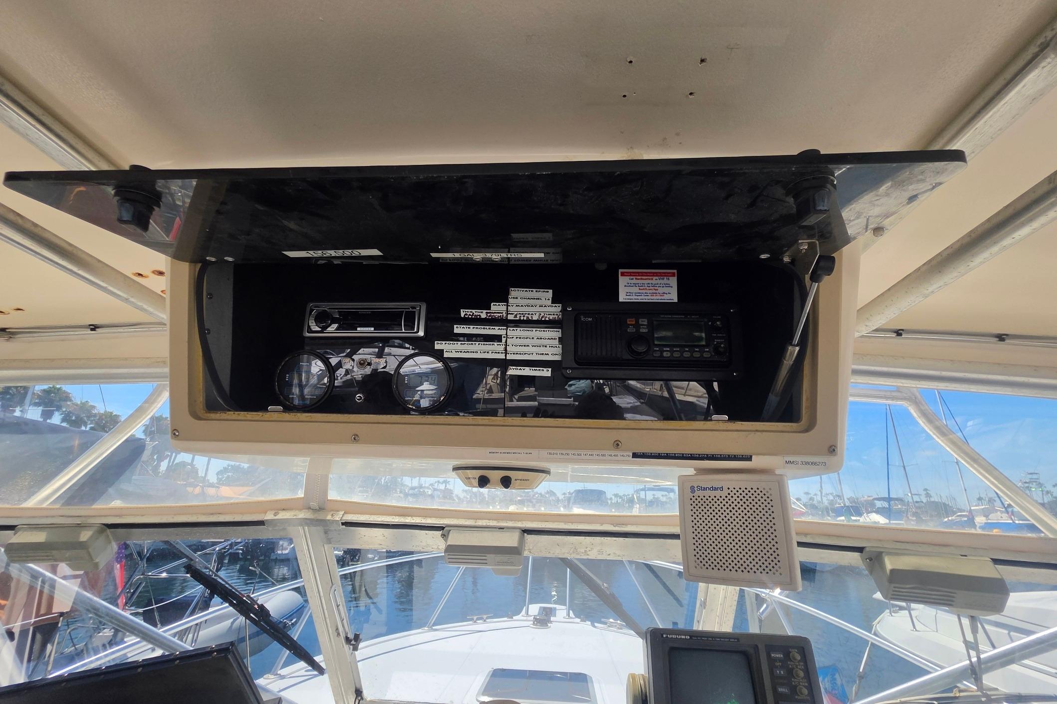 1999 Albemarle 305 Express Fisherman dashboard with navigation and communication equipment.