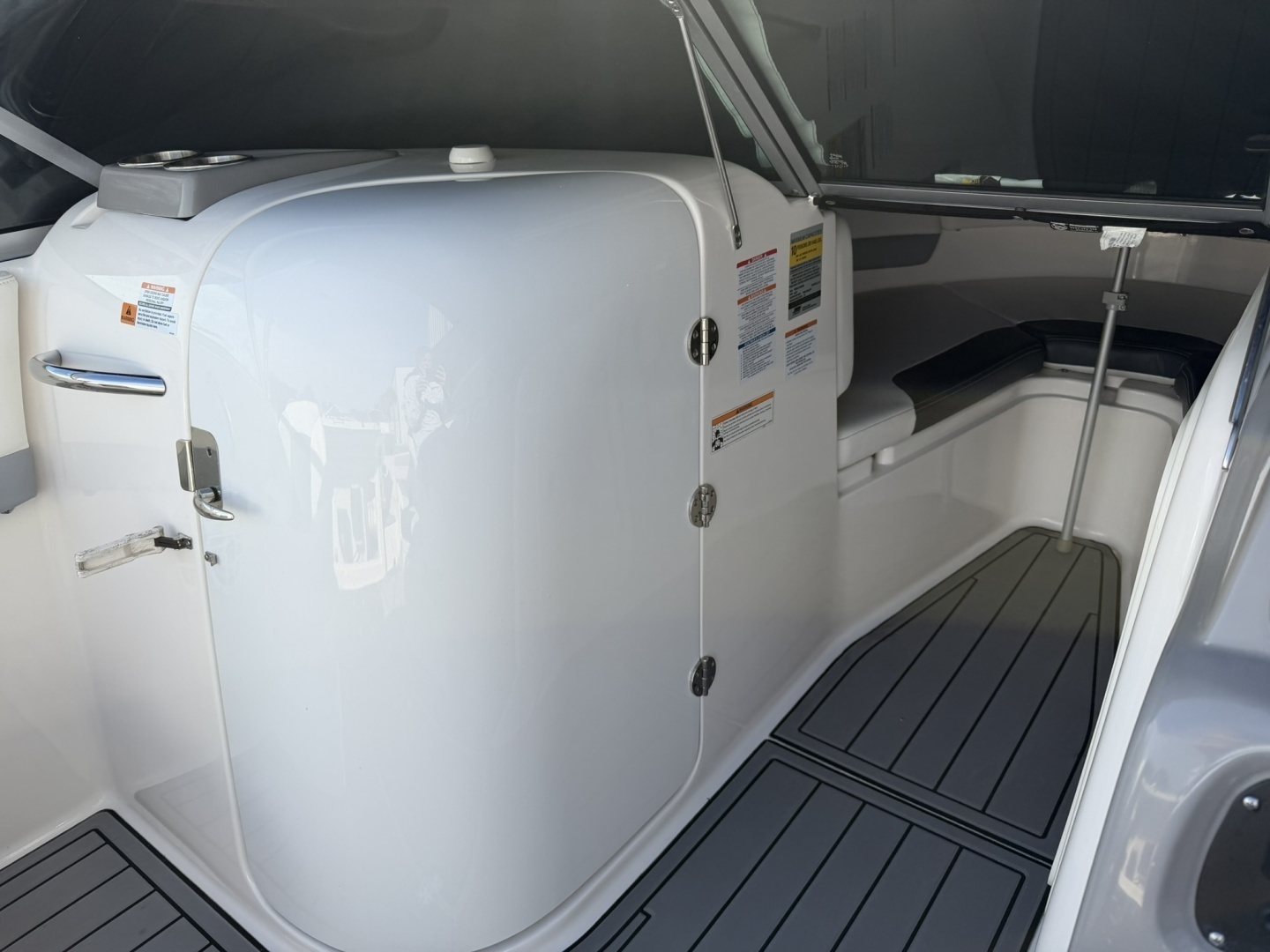 2023 Robalo R227 - Image 27