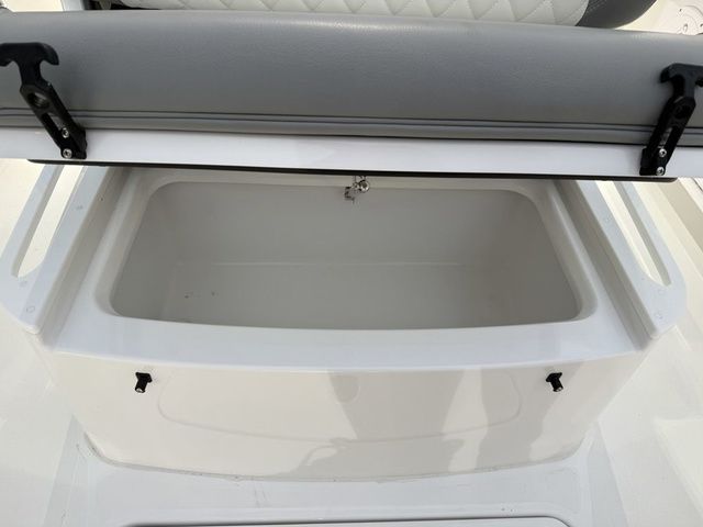 2026 Everglades 253 Center Console - 34