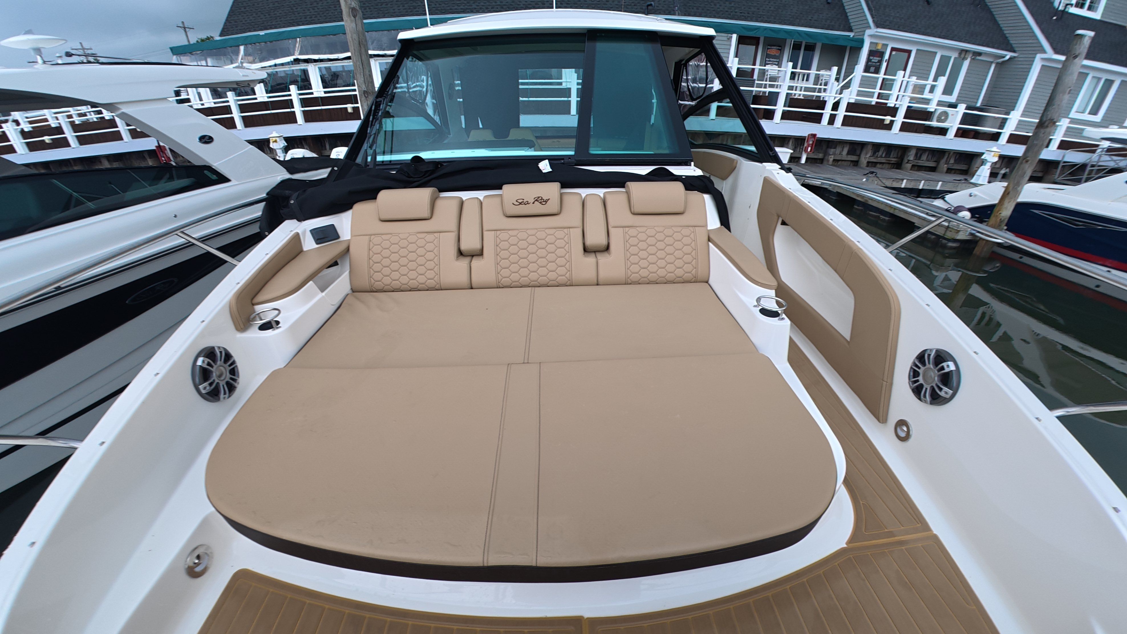 2025 Sea Ray Sundancer 320 Outboard - 24
