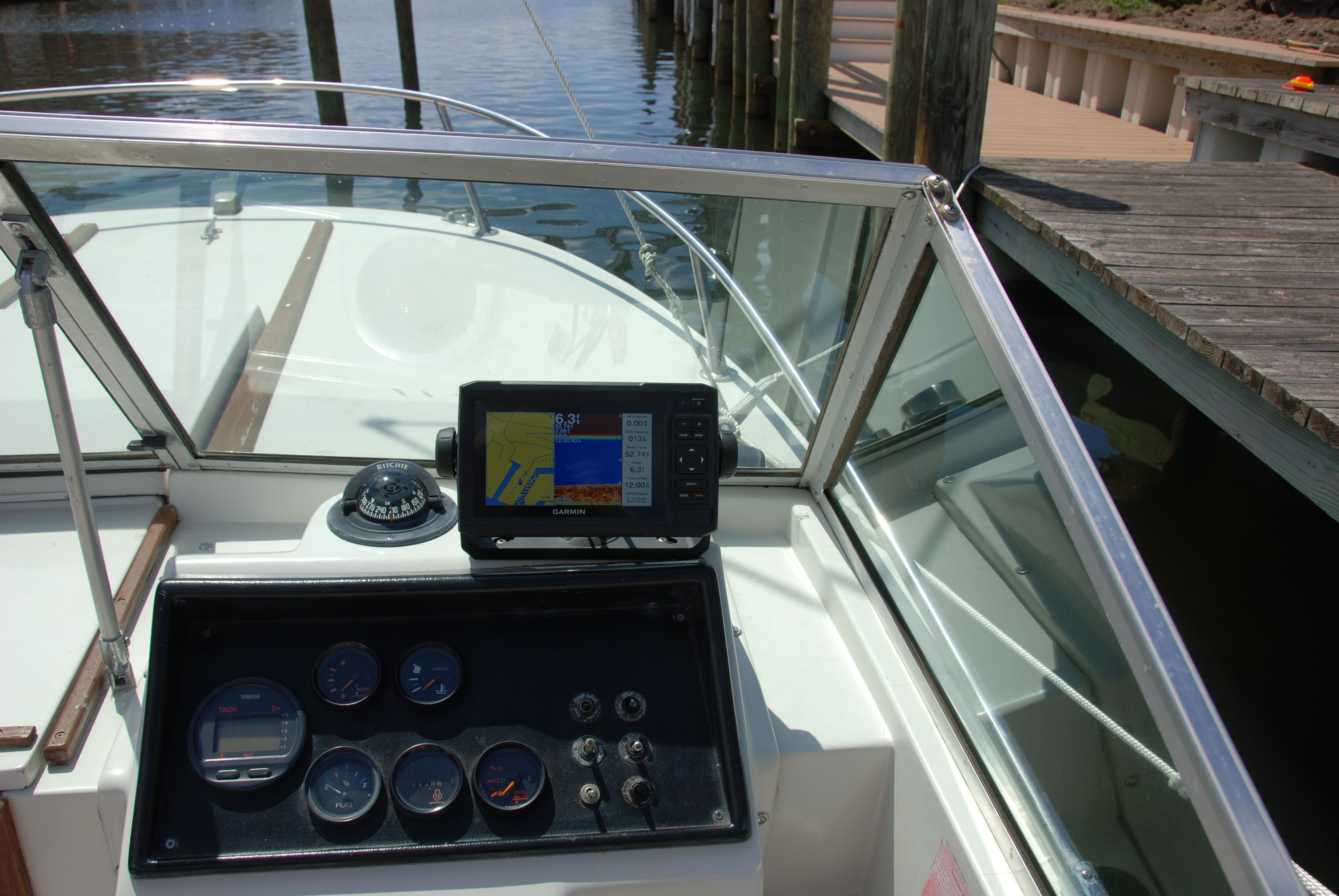 The cockpit of a 1987 Wellcraft V-20 Steplift with instruments and a navigation system.
