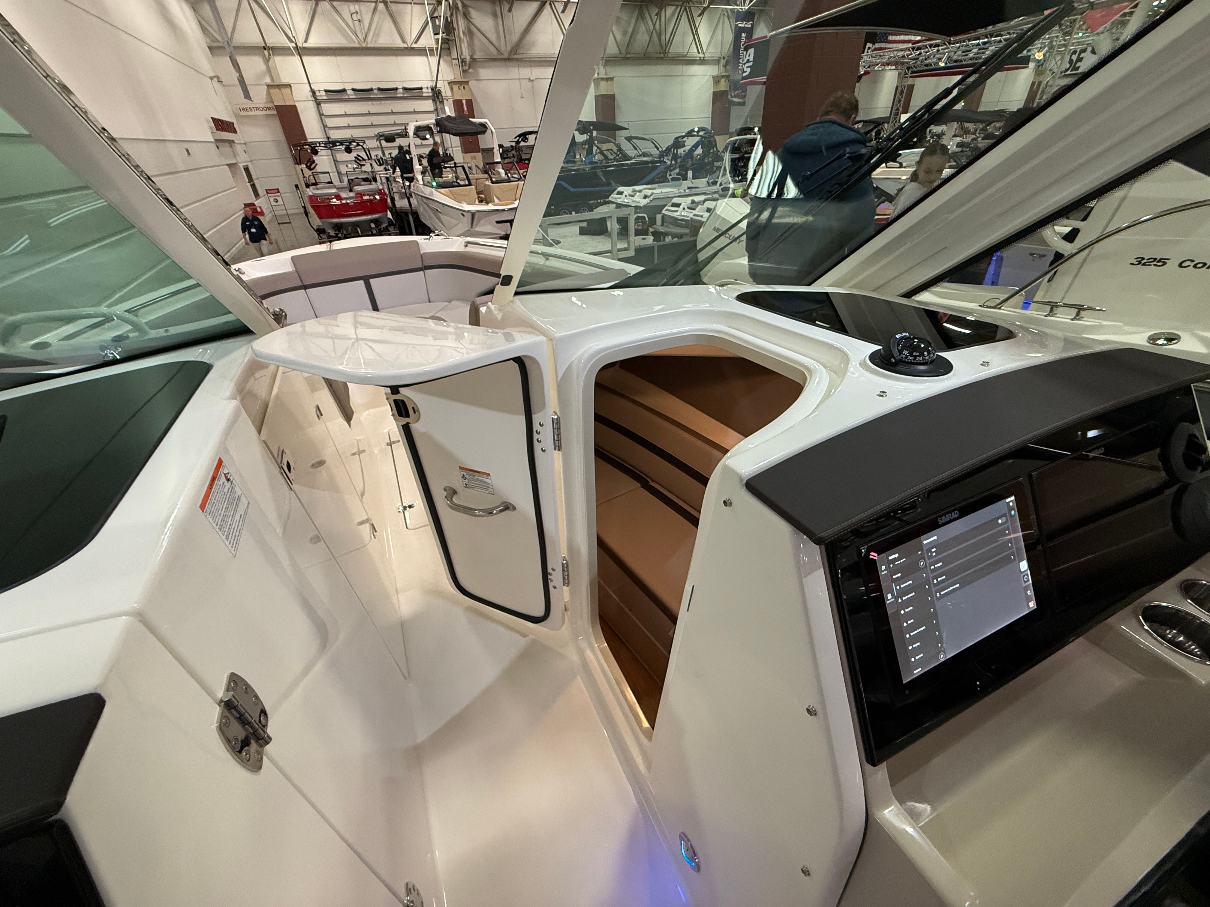 2026 Boston Whaler 330 Vantage - 14