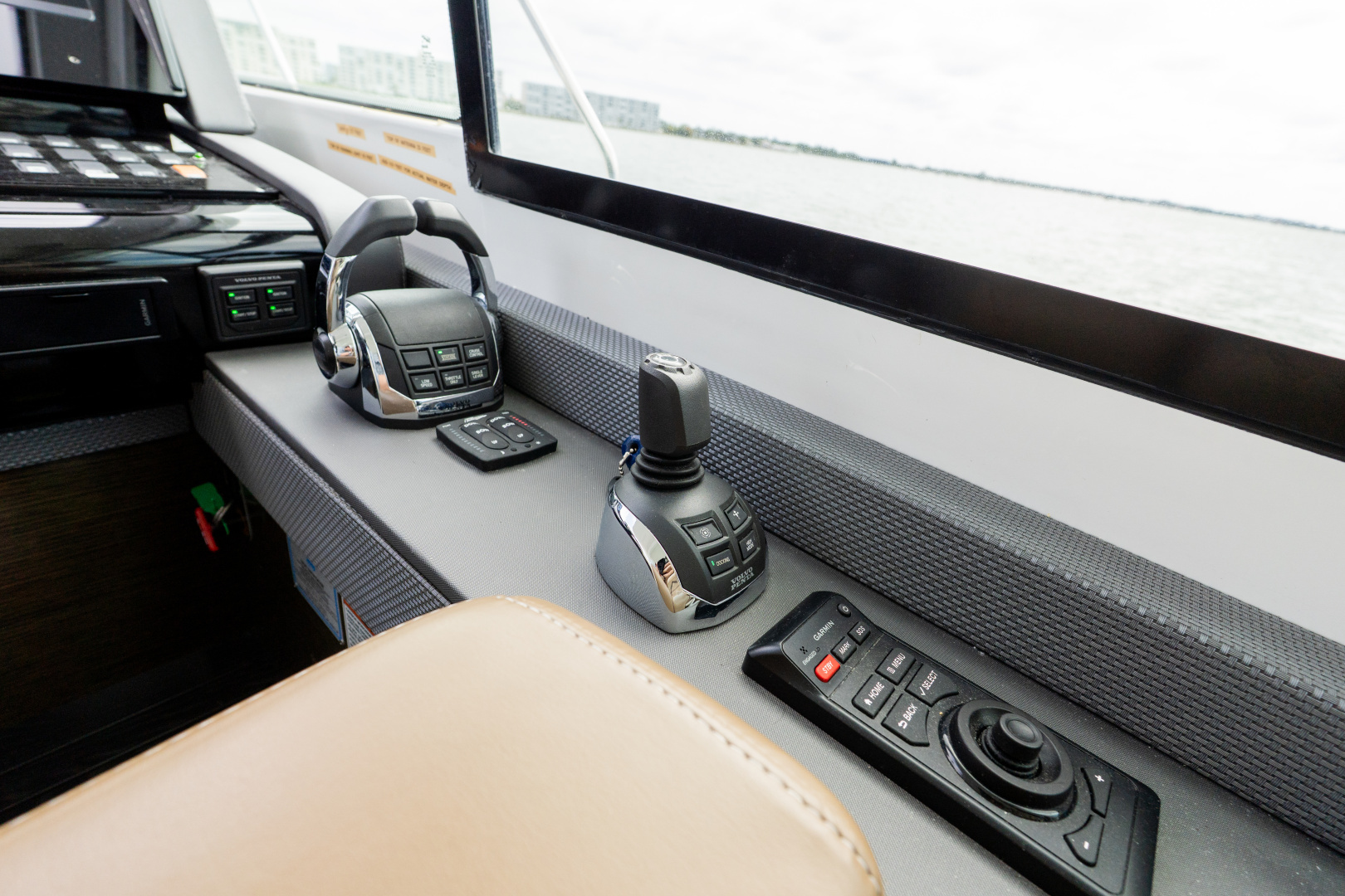 2018 Cruisers Yachts 50 CANTIUS - Image 46