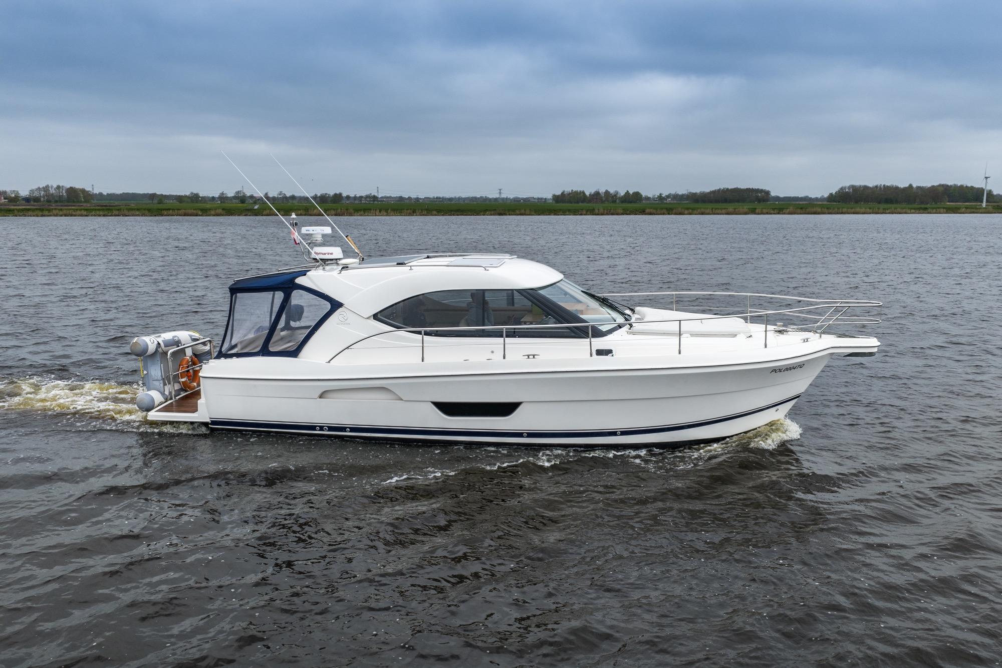 2010 Riviera 3600 Sport Yacht