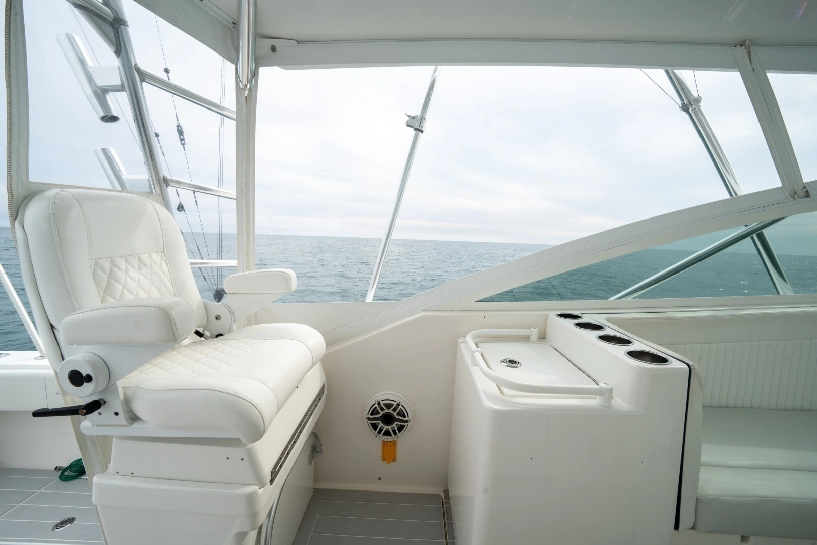 2011 Contender 40 Express - Image 23