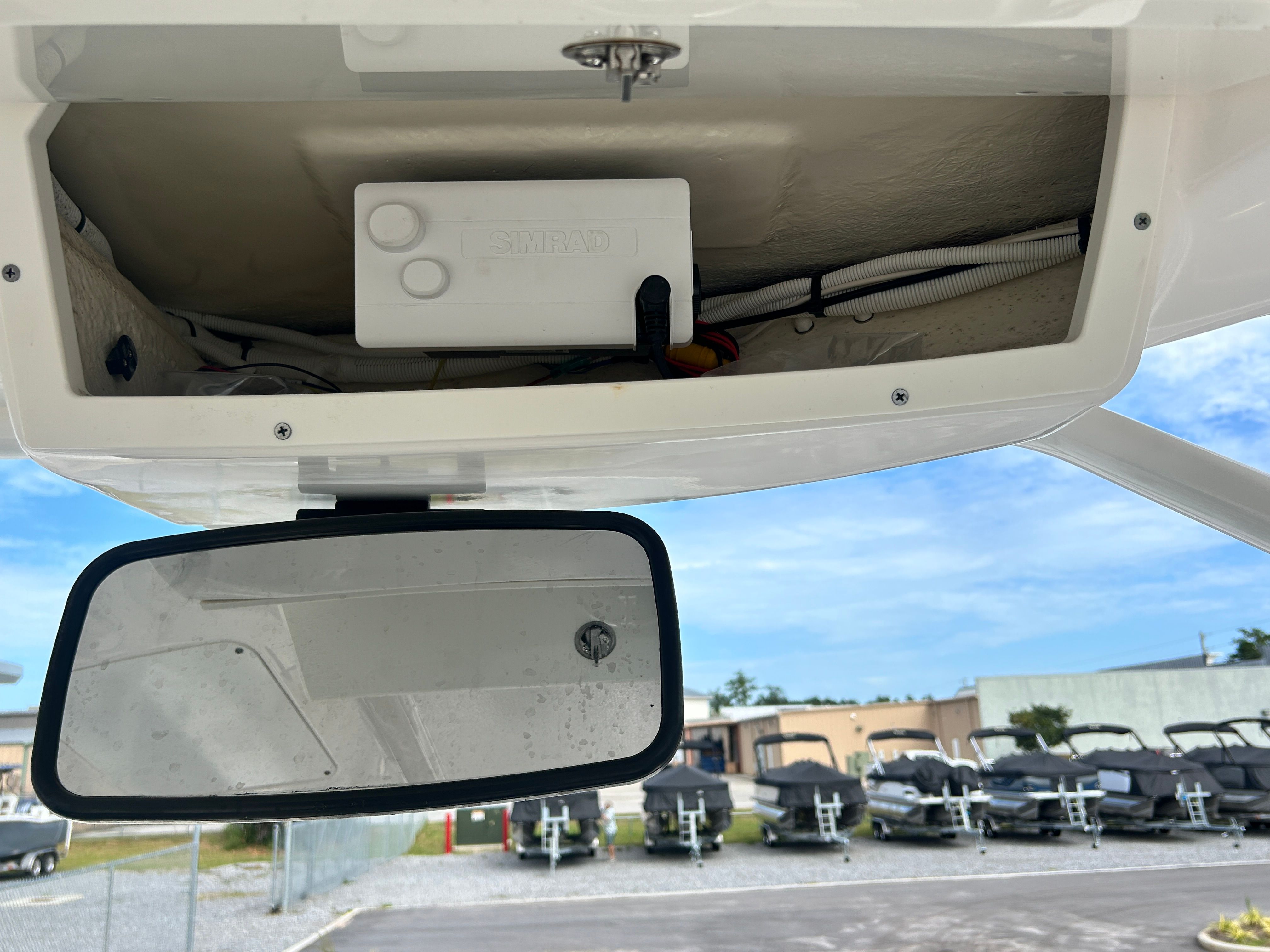2025 Robalo R317 Dual Console - 20