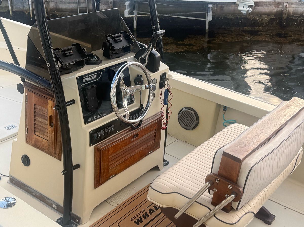 1985 Boston Whaler Outrage - 8