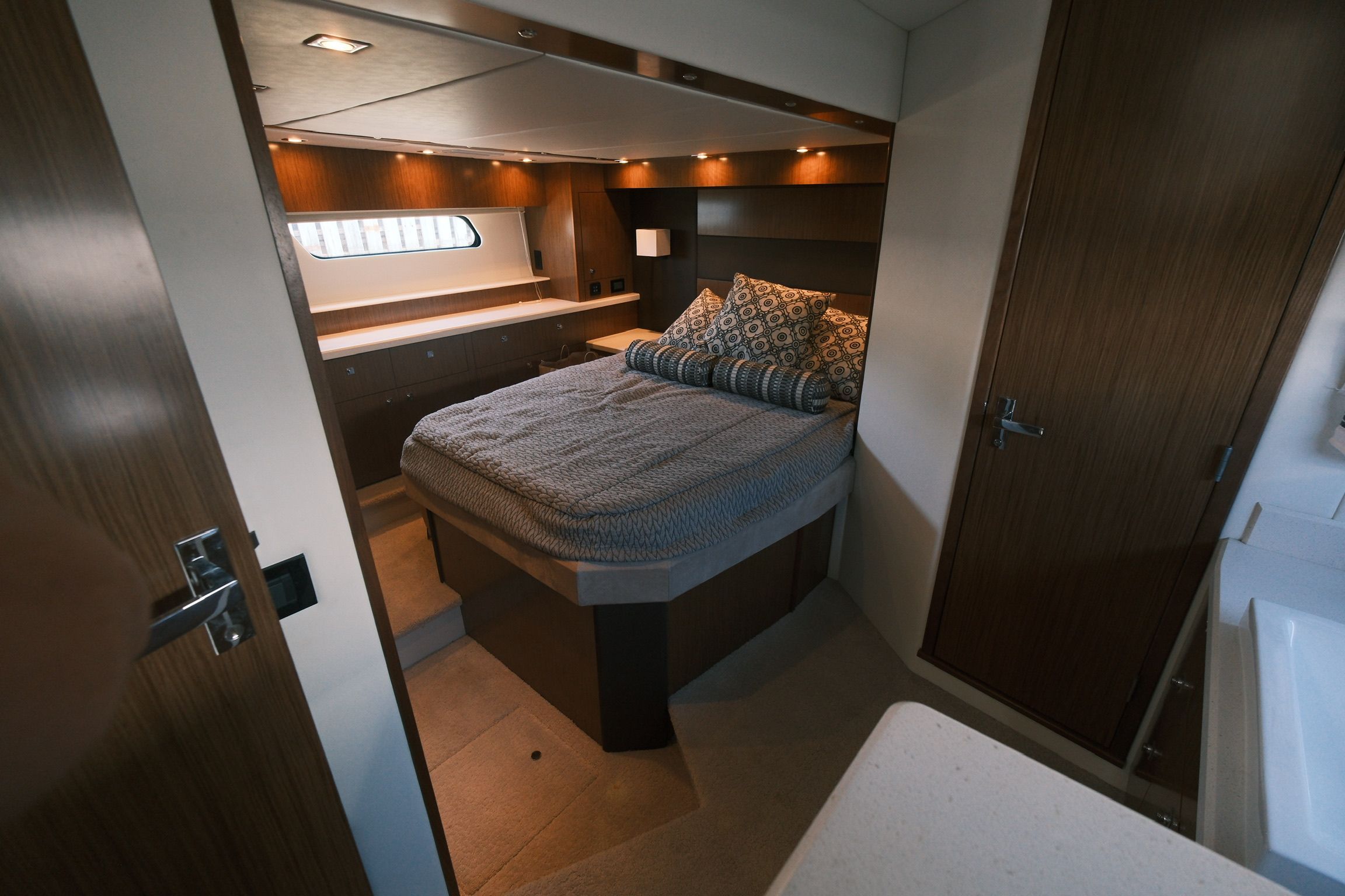 2015 Cruisers Yachts 48 Cantius - 12
