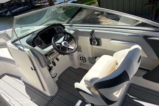2023 Chaparral 21 SSi boat interior with steering wheel and captain's seat.