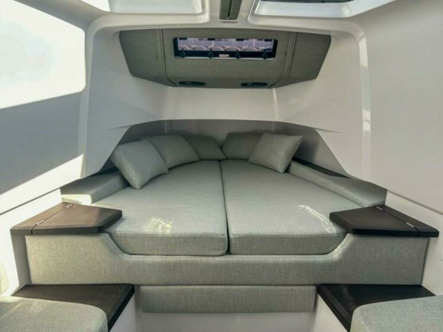 2024 Axopar 37XC CROSS CABIN - Image 12