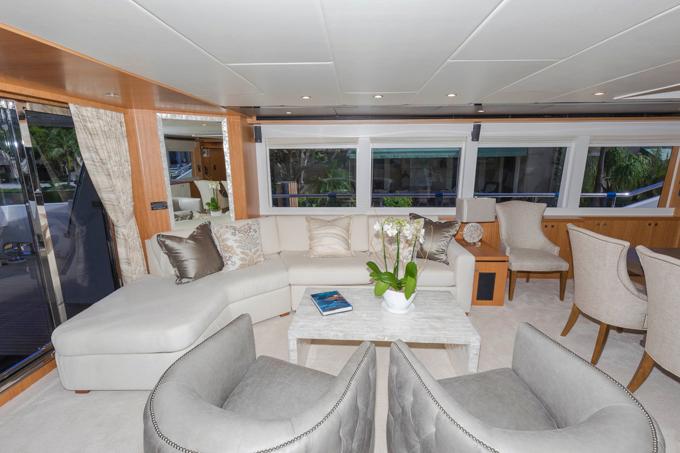 Salon aft to port