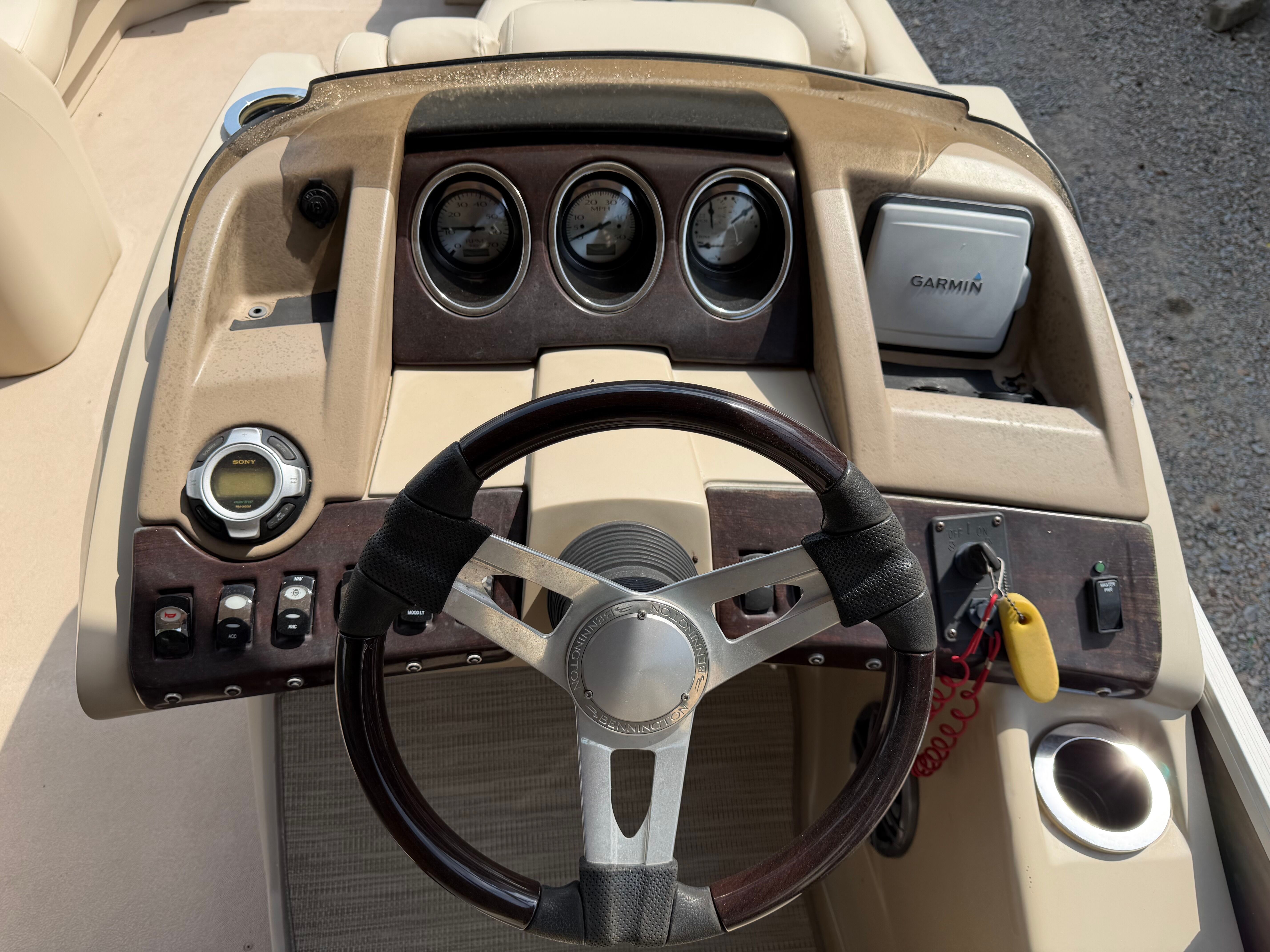 2011 BENNINGTON 2550 RCL - Image 10