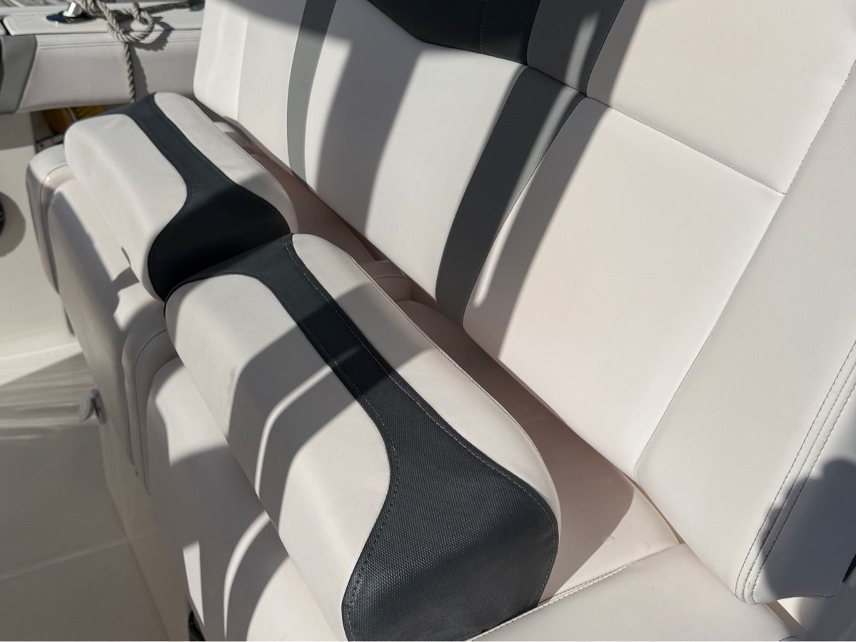 2020 Robalo R272 Center Console - 8