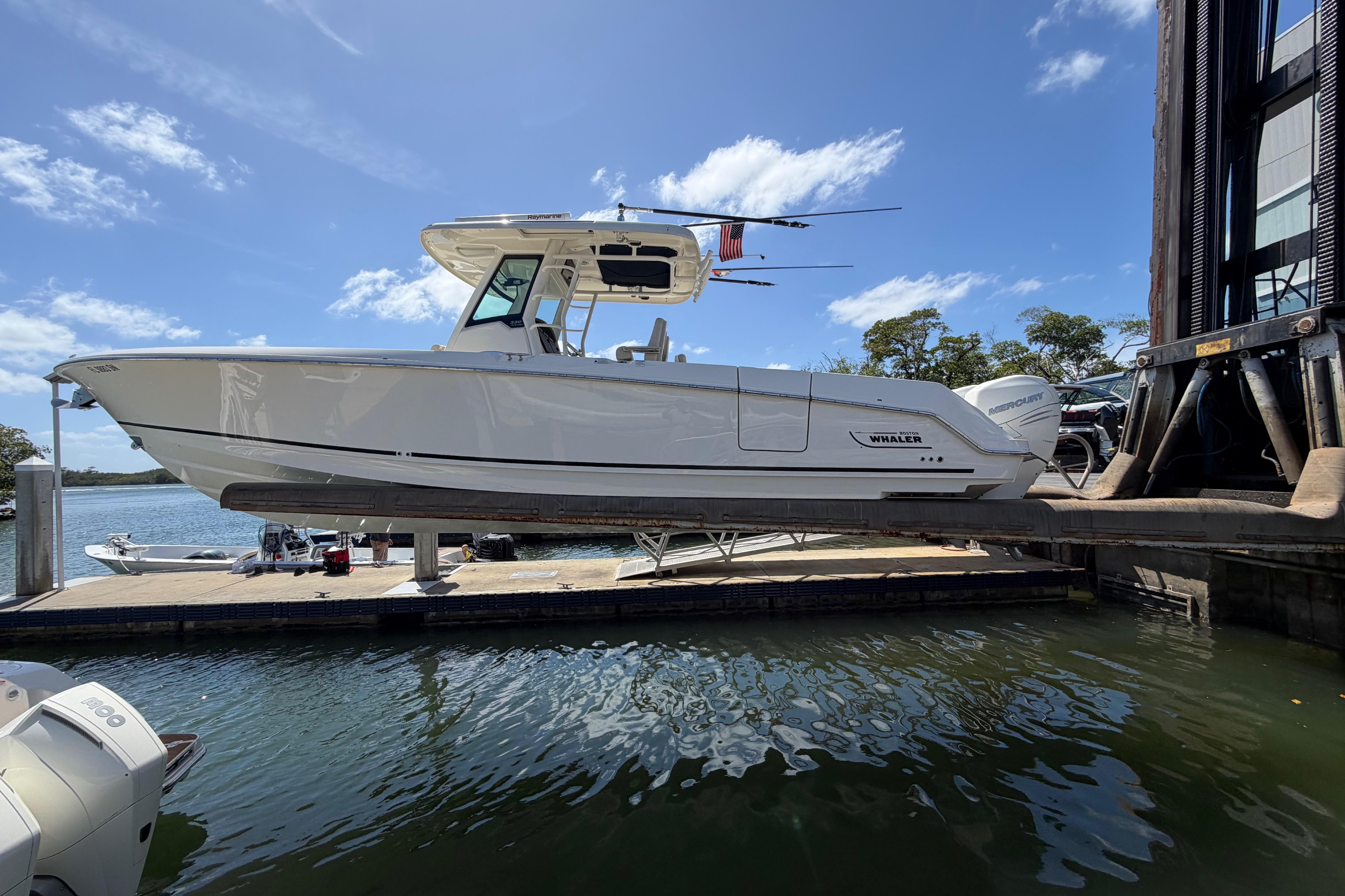 2019 Boston Whaler 330 Outrage