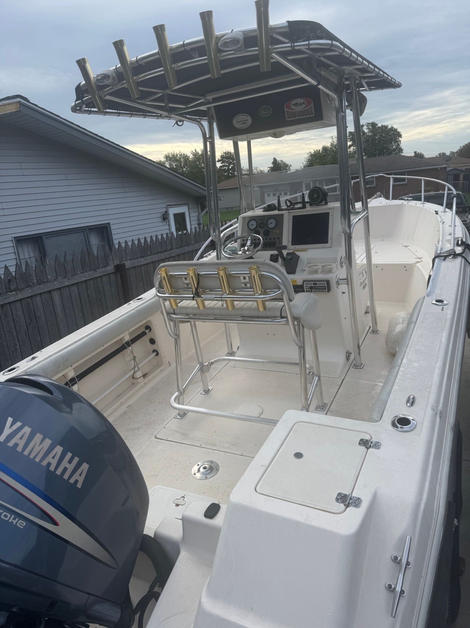 2007 Key West Blue Water 225 boat with Yamaha engine, featuring a spacious deck and control console.