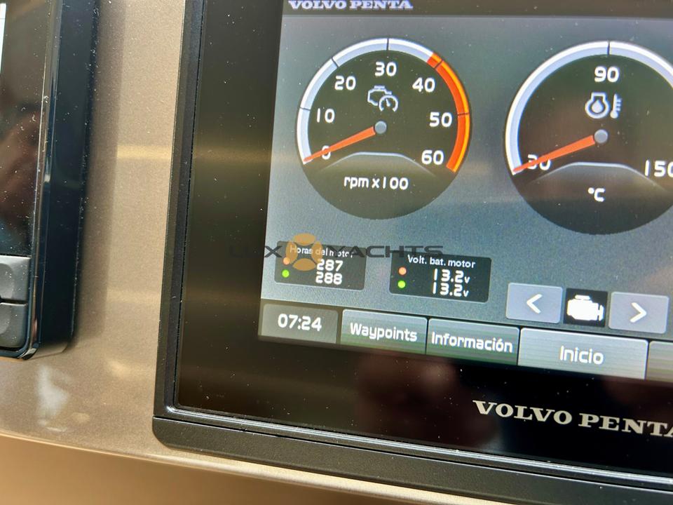 Volvo Penta display on 2021 Galeon 400 Fly showing engine RPM and temperature.