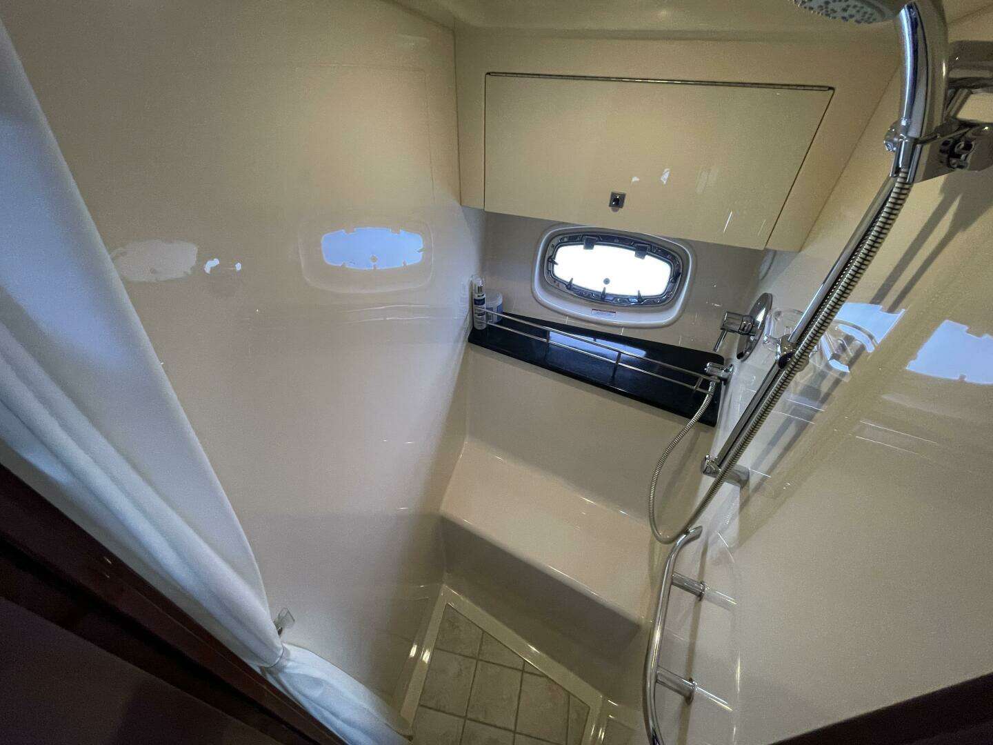 2010 Sea Ray 450 Sundancer - Image 71