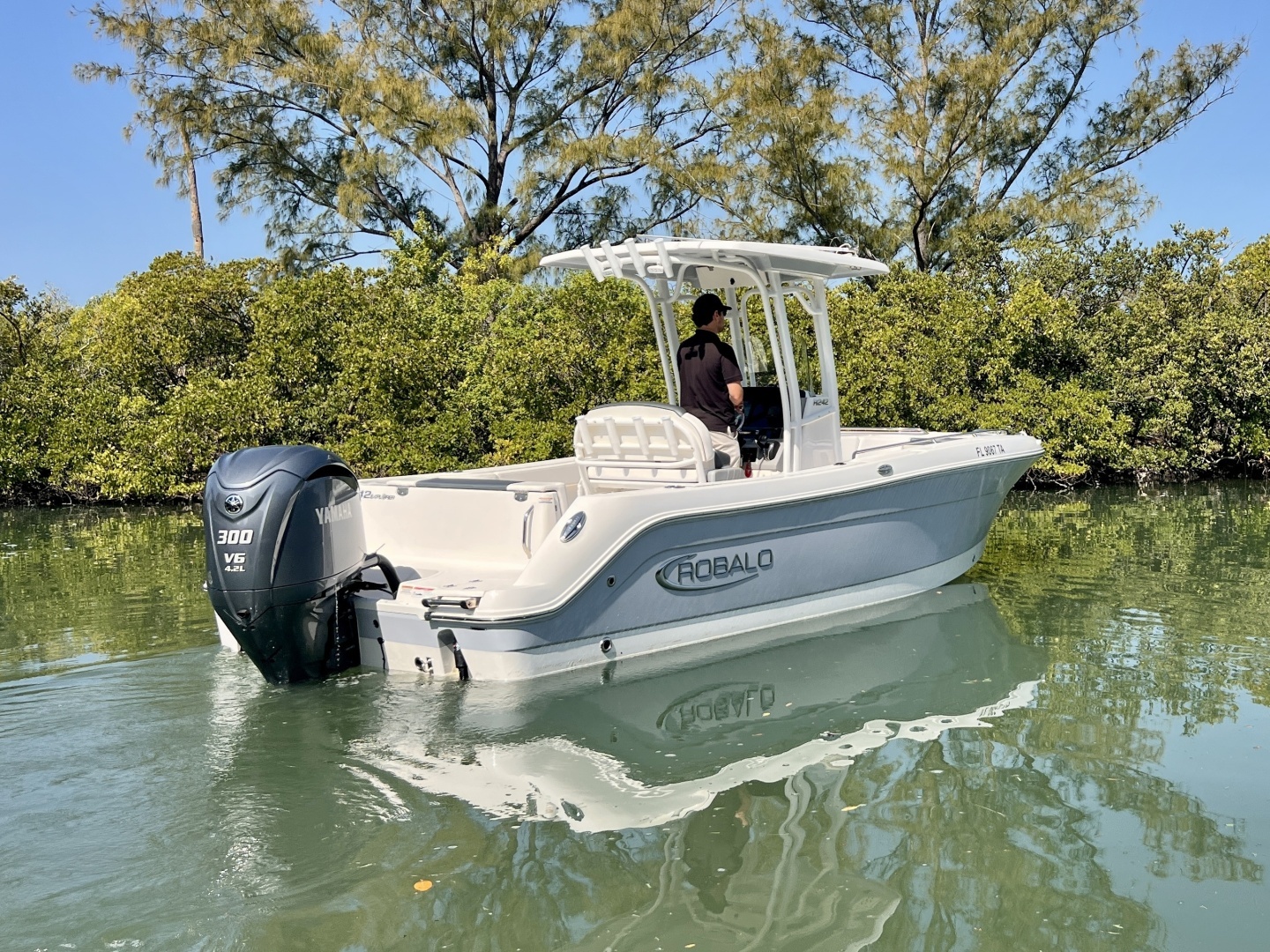 2021 Robalo R242 Explorer - Image 8