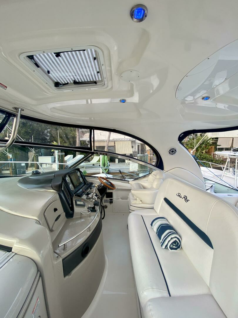 2005 Sea Ray 420 Sundancer - Image 9